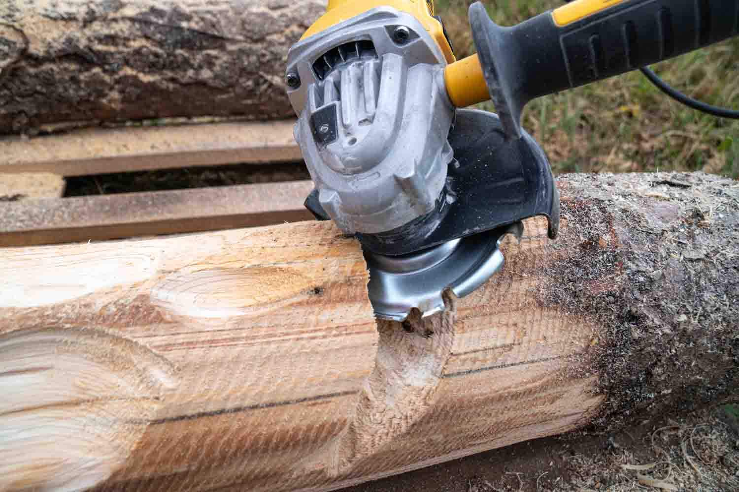 Bayerwald Woodcarver PRO zestaw zawiera tarcza frezująca do szlifierek kątowych oraz pilniki okrągłe, okulary ochronne i rękawiczki