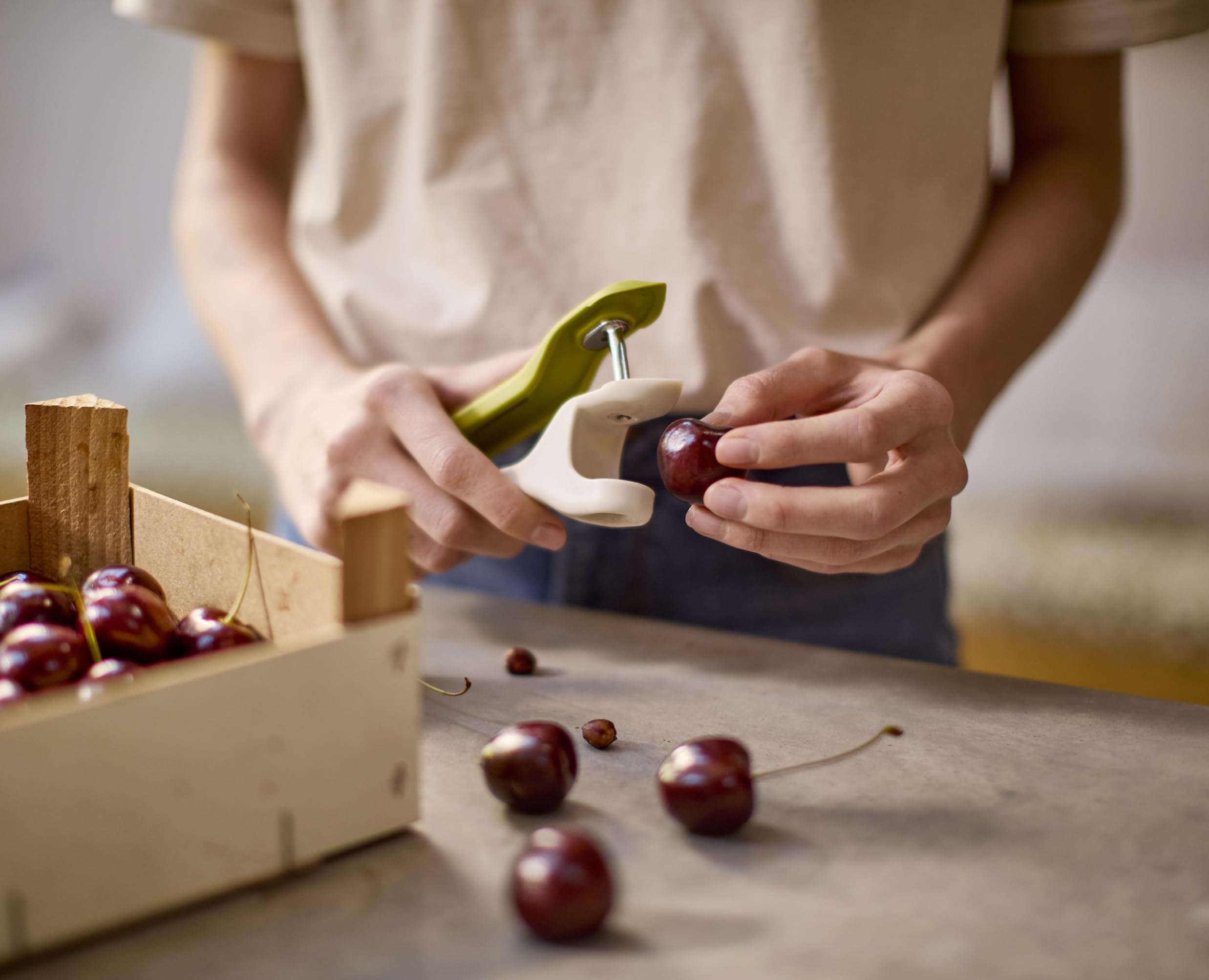 Joseph Joseph Tweezy 2-en-1 Deshuesador de Cerezas y Aceitunas y Quita Tallos de Fresas, Diseño Compacto,