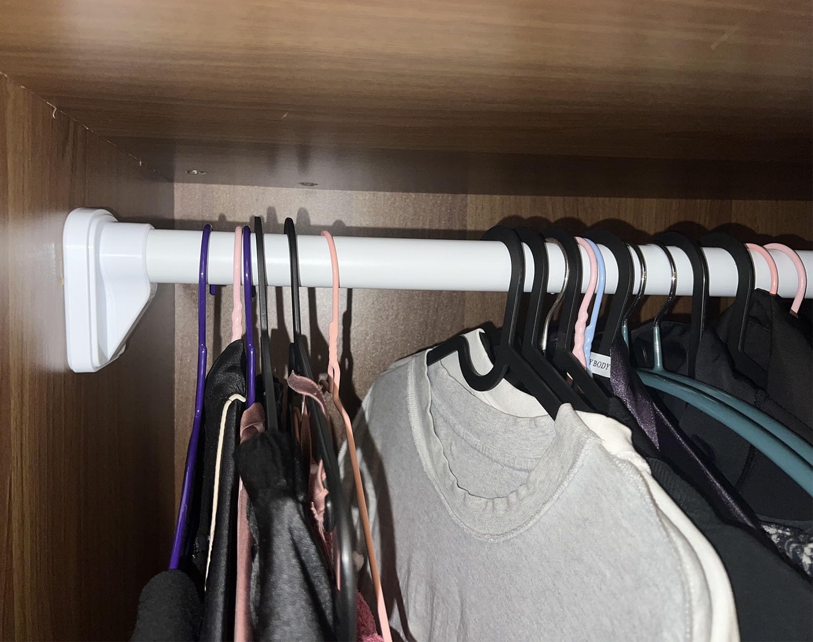 Oracra Closet Rod Adjustable Rv Closet Tension Rods for Hanging Clothes, No Drilling Shower Curtain Bar, Non-Slip Wardrobes Clothing Pole for Bathroom Laundry Room(White,0.7-1.2m(27 1/2