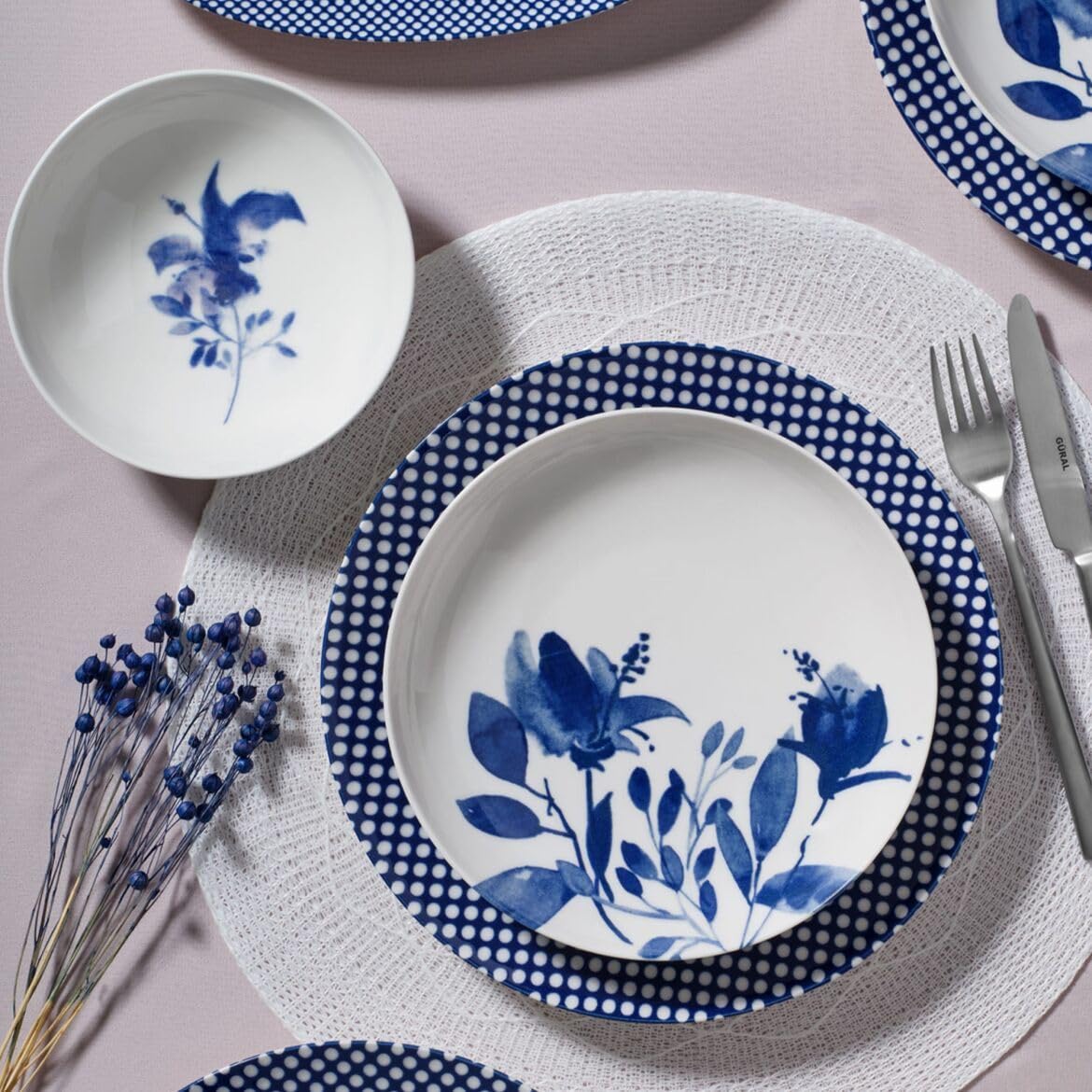 Elegancki 14-częściowy serwis obiadowy, 100% porcelana, niebieski i biały | w zestawie talerze do serwowania, talerze deserowe i talerze do serwowania | można myć w zmywarce i używać w kuchence