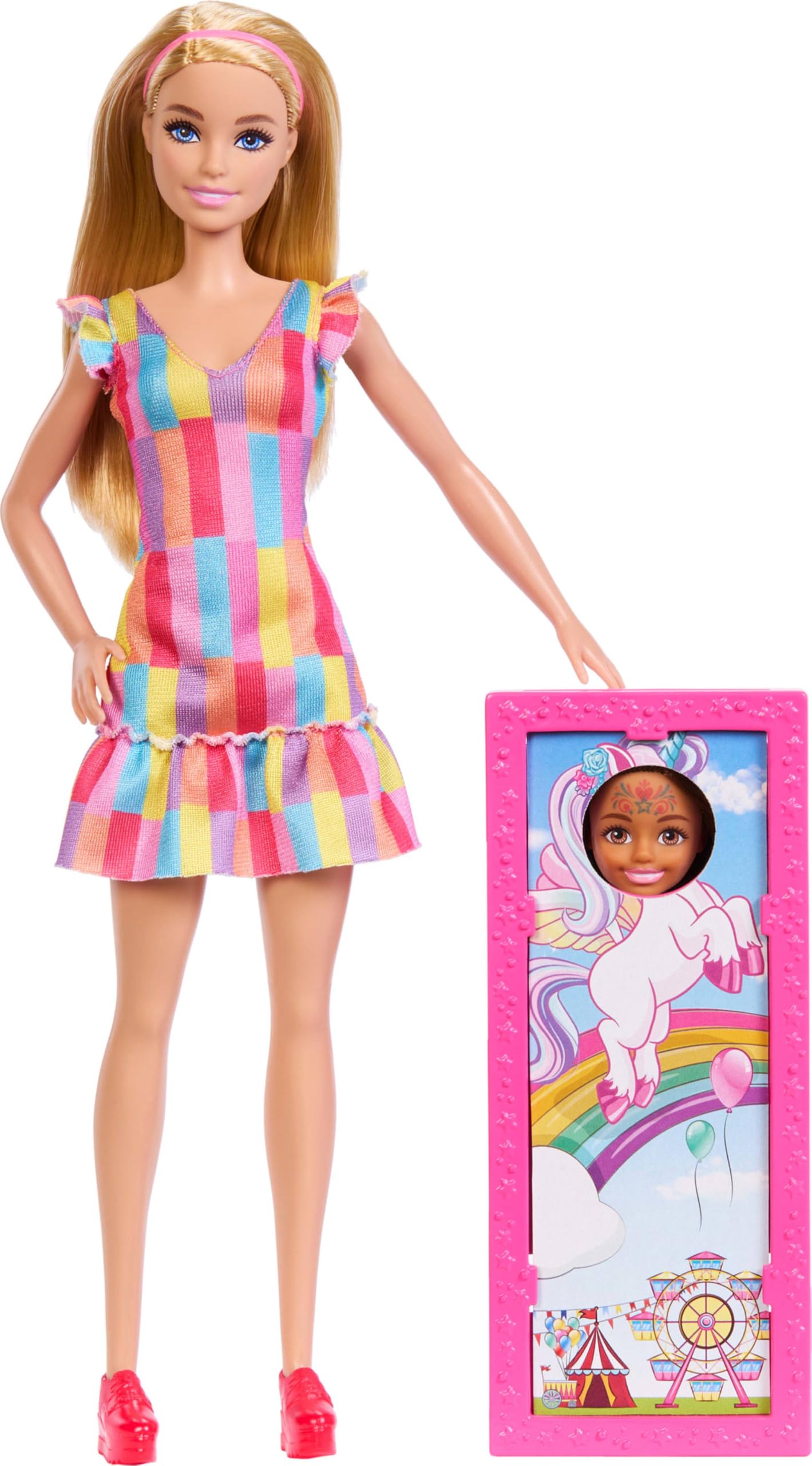 Barbie Day at The Fair Playset z 2 lalkami, farbą do twarzy i uchwytem na zdjęcia, dodatkowe akcesoria, w tym mała lalka Chelsea z zmieniającą kolor twarzy