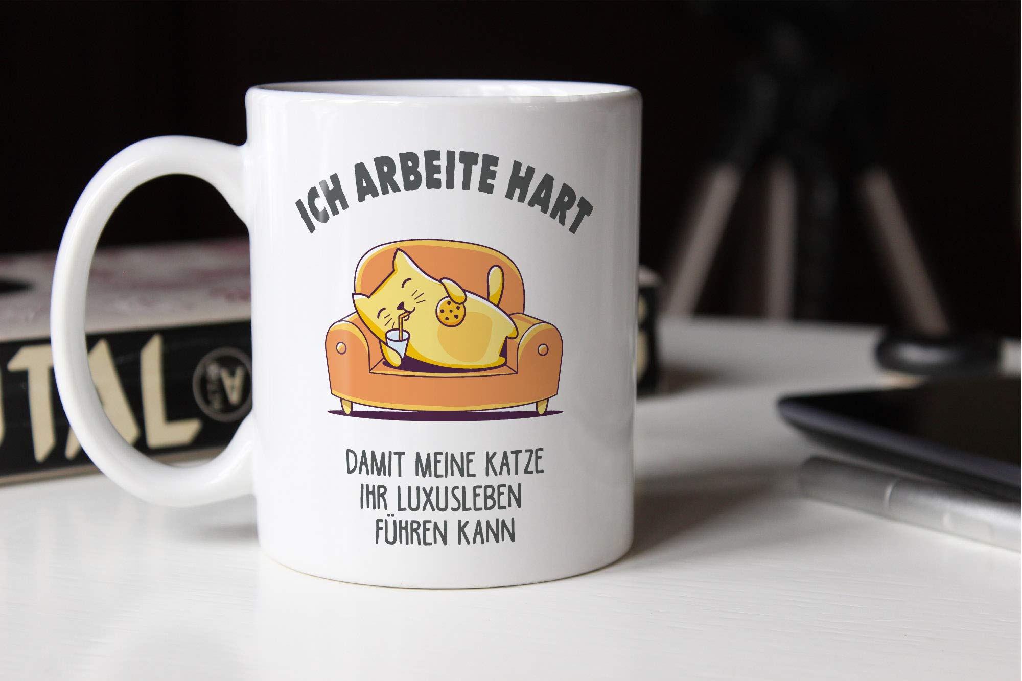 MoonWorks Tazza Da Caffè Divertente Con Gatto E Scritta In Tedesco 'Ich Arbeite Hart...' - Ceramica 325 Ml, Idea Regalo Per Amanti Dei Gatti