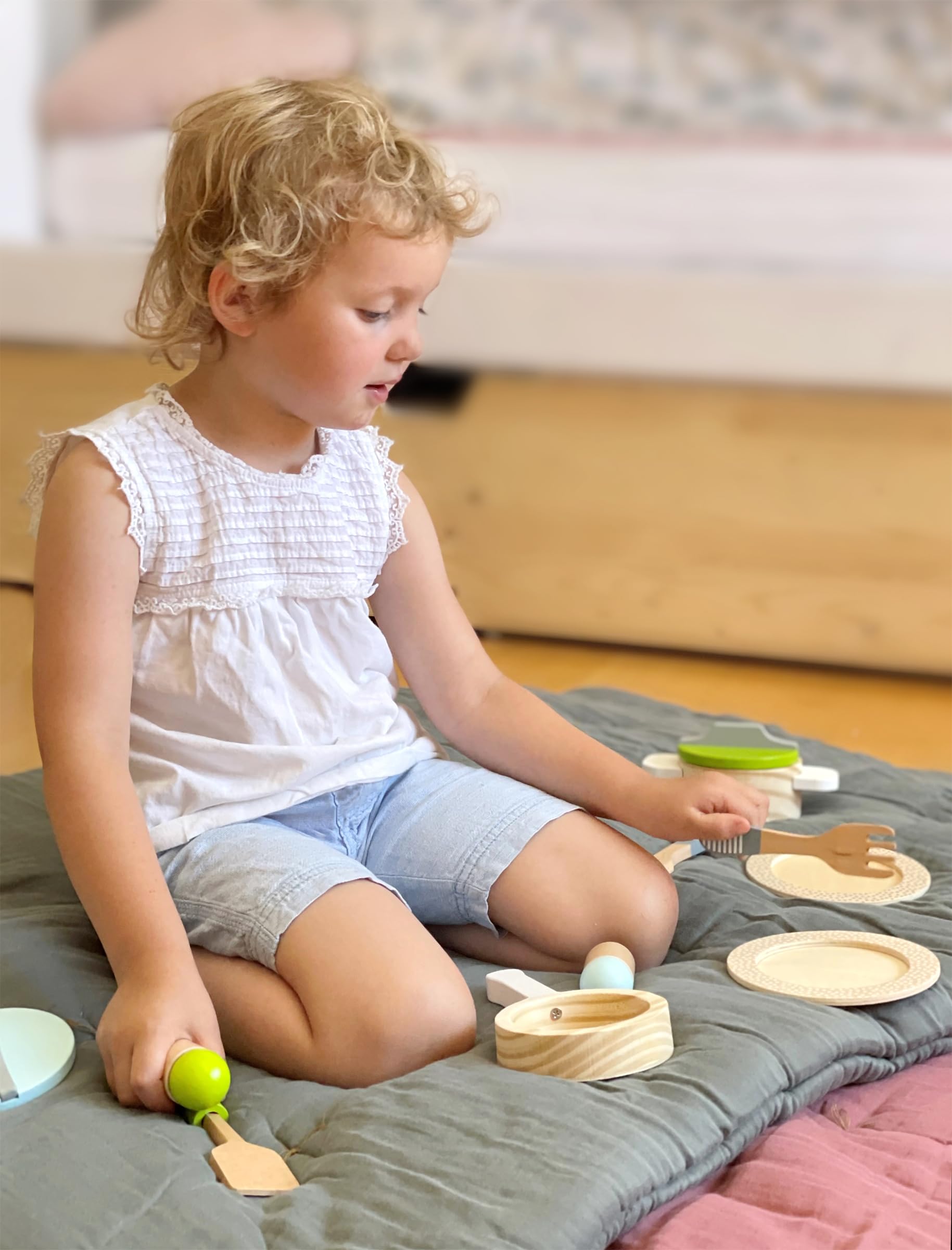 small foot Geschirr- und Topfset Kinderküche aus Holz, perfekte Ergänzung zu jeder Spielküche, 15-teilig, 11098