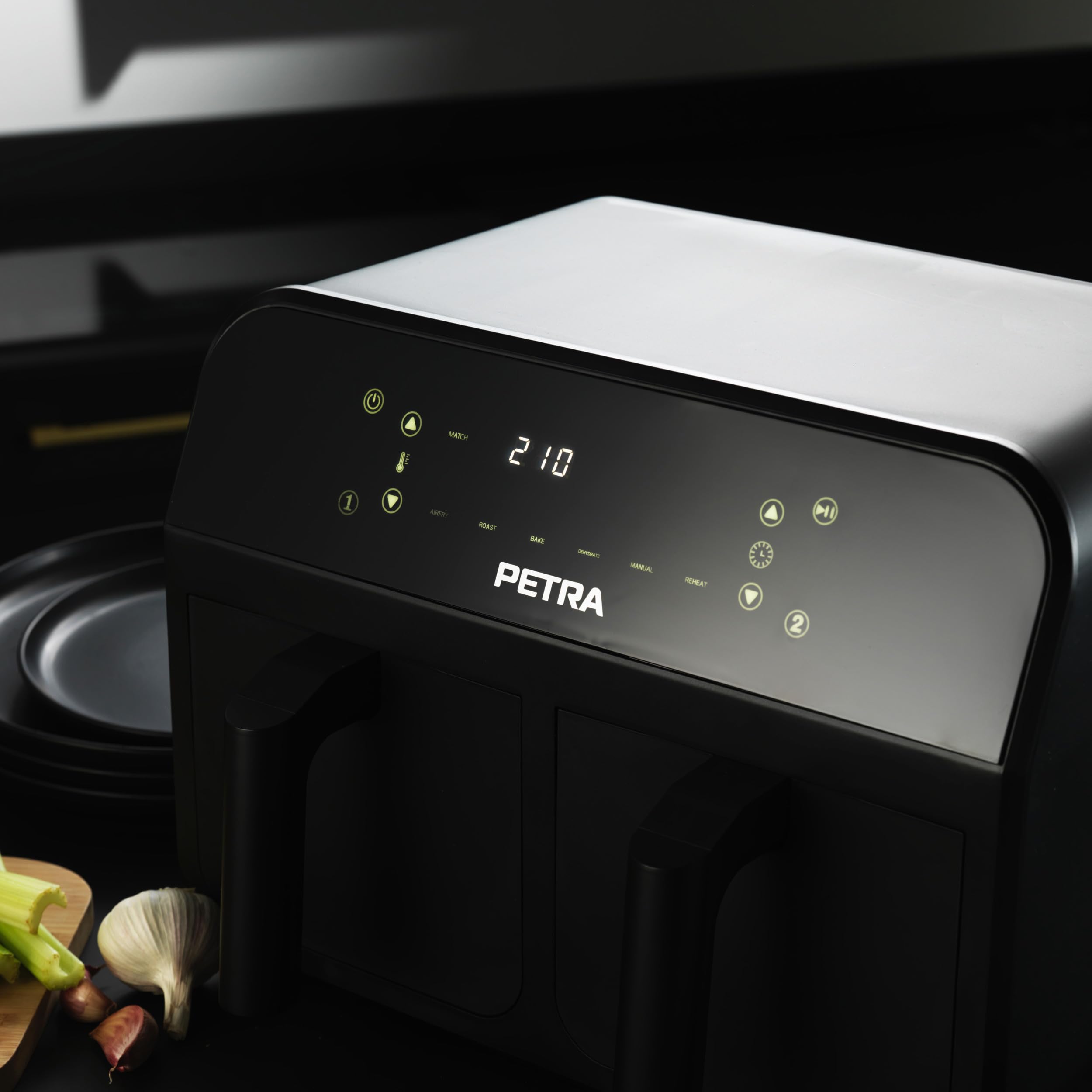 Petra PT4750BLKVDE - Friggitrice ad aria da 7,4 l, doppio cestello rimovibile, funzioni di cottura Sync e Match, 2 vassoi XL per cottura indipendente, display LED digitale, 6 programmi, 2400 W.