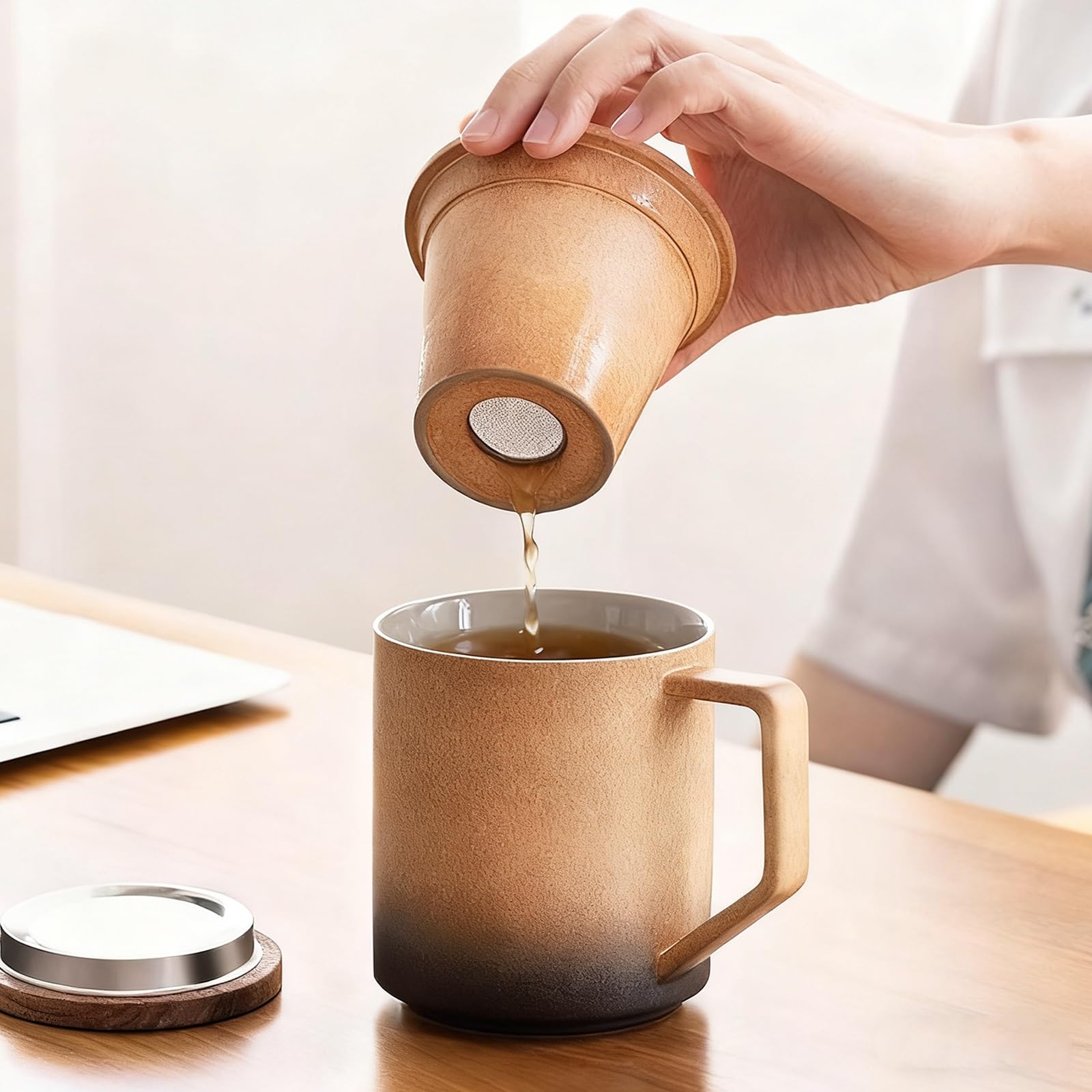 Taza de Café Térmica de 14 Oz con Tapa, Taza Termica Cafe Para Llevar con Asa, Para Bebidas Frías o Calientes, Vaso Para Cafe Para Llevar té de Hojas Sueltas y Colador Para Amantes(Brown)