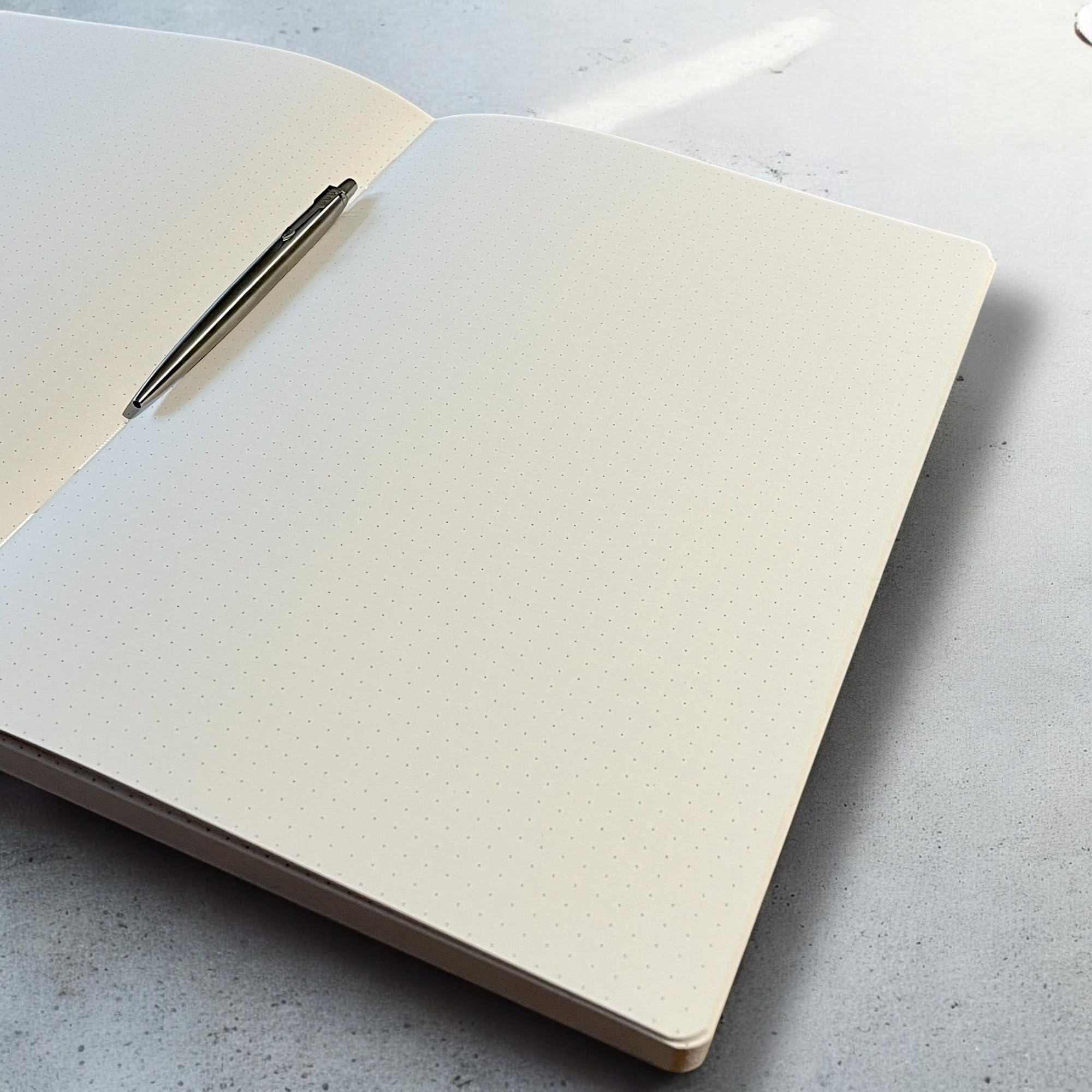 Fark Tanıtım Özel Tasarım Kraft Kapaklı A4 Defter - 180 Derece Açılabilir, Sırtı Dikişli,%100 El İşçiliği, Ofis, Okul, Günlük Kullanım İçin İdeal Defter (Noktalı)