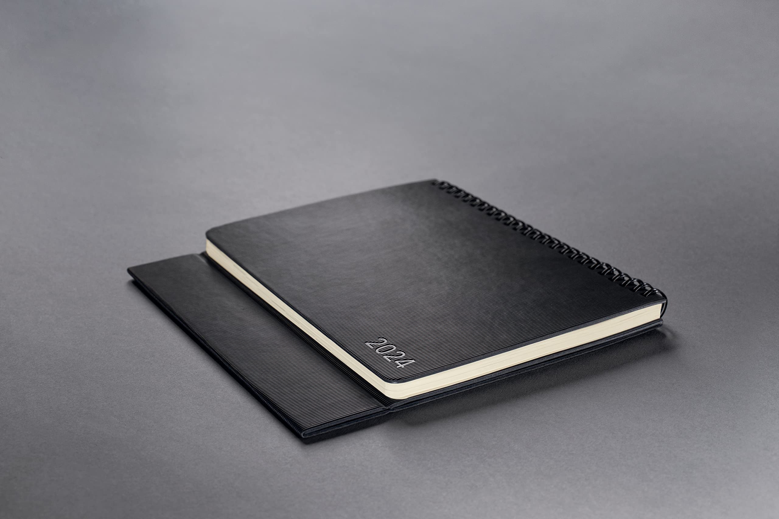SIGEL C2481 Conceptum Agenda planning de mesa 2024, aprox. A5, aprox. A5, negro, tapa dura, 2 páginas = parte inferior mes / parte superior espacio para notas, 144 páginas