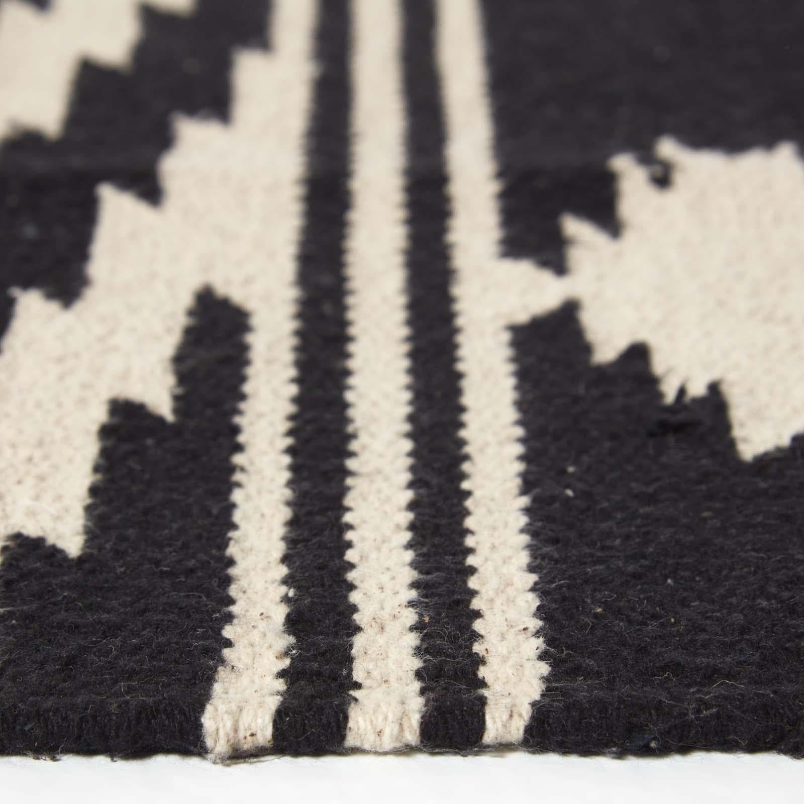 HOMESCAPES Tapis de Couloir Kilim en Coton, Tapis Long Noir et Blanc Dinan, Tapis de Salon Artisanal 66x200 cm