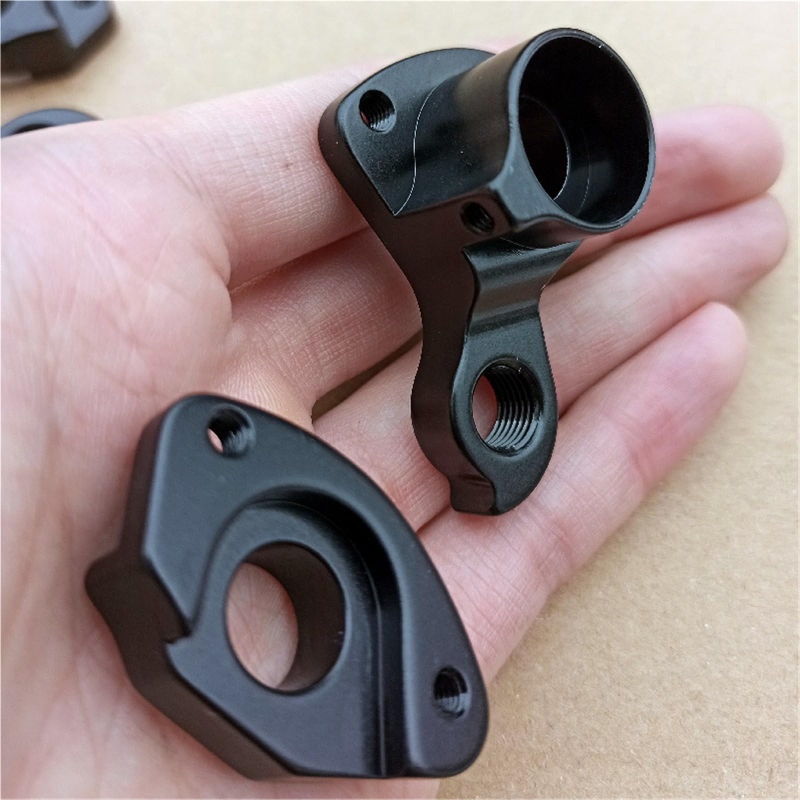1 pièce de Patte de dérailleur mécanique for vélo T/r/i/d/e/n/t T/h/r/u/s/t T/R/I/N/X OEM de vélo à dégament Rapide Cadre en Carbone 142 x 12 mm