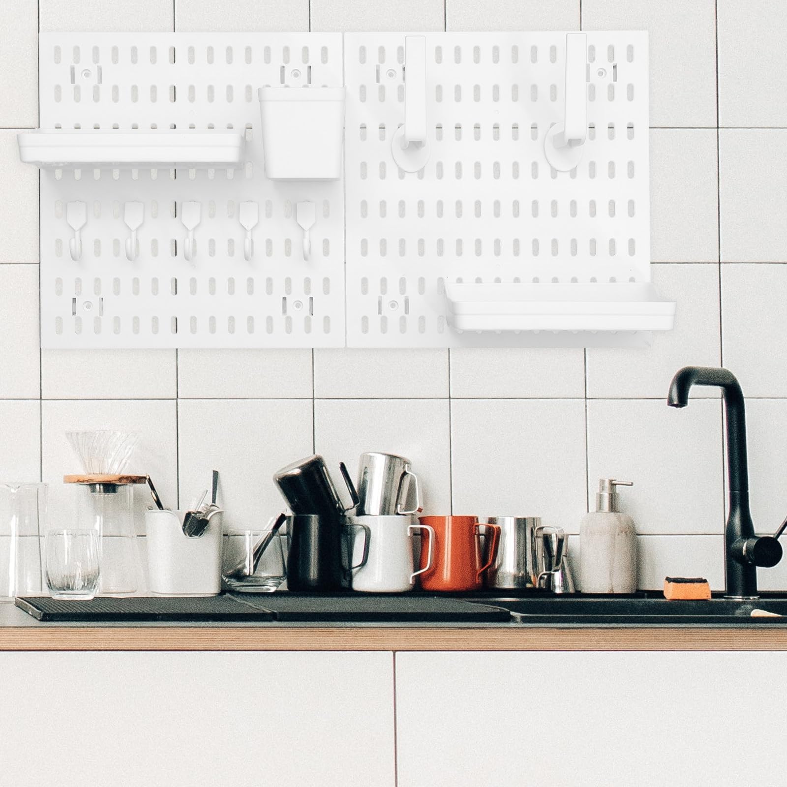Panel Perforado de Pared Plástico Blanco con Ganchos y Estantes sin Taladro Diseño Multifuncional y Moderno para Organización para Baño y Cocina