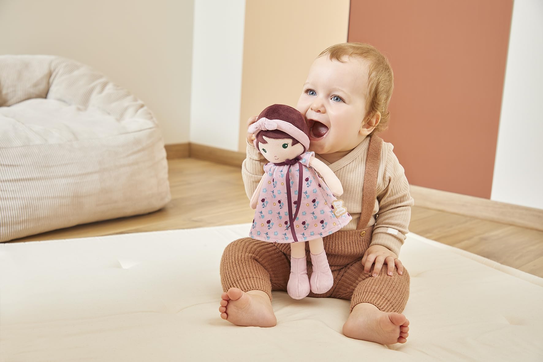 KALOO Tendresse, Moja pierwsza lalka z tkaniny Léonie, szmaciana lalka 32 cm, sztruksowa sukienka, urocze pudełko na prezent, wstążka z możliwością personalizacji, od urodzenia, K200018, 32 cm, Leonie