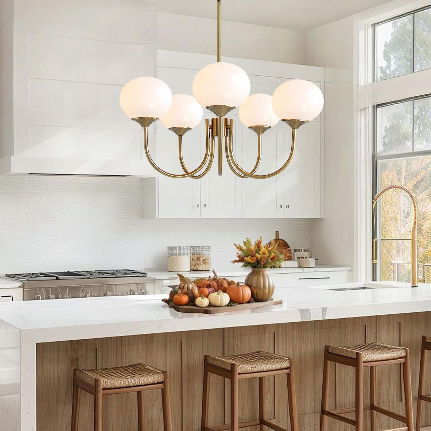 KCO Lighting Sputnik-Kronleuchter in Gold mit weißen Glaskugeln, 5 Leuchten E27 Vintage-Deckenleuchte, Moderne verstellbare Pendelleuchte für Schlafzimmer, Wohnzimmer und Küche