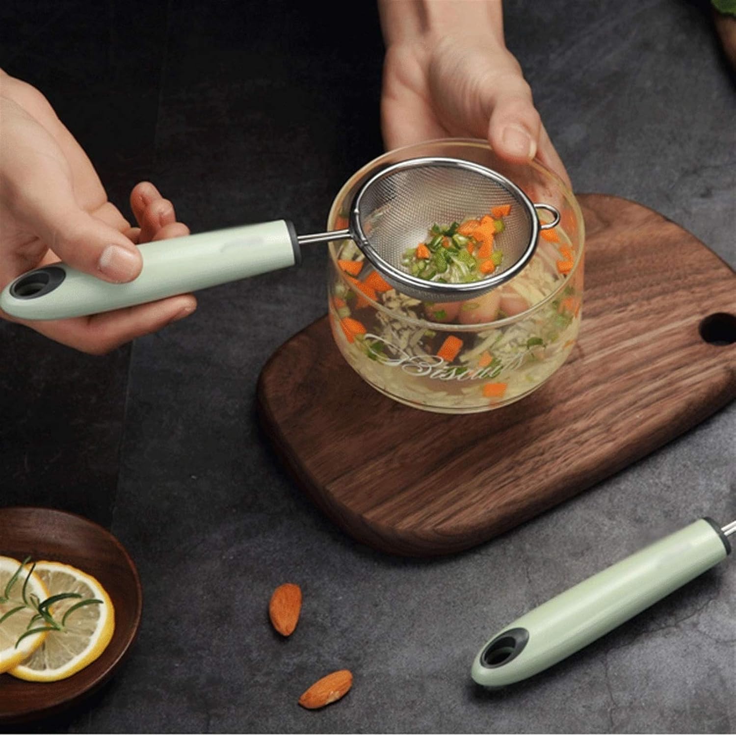 Kitchen Food Strainers Sifters Stainless Steel Colander for Kitchen and Household Use, Superfine Oil Skimmer with Professional Handle, Easy to Clean. cookingFilter pot (M size)