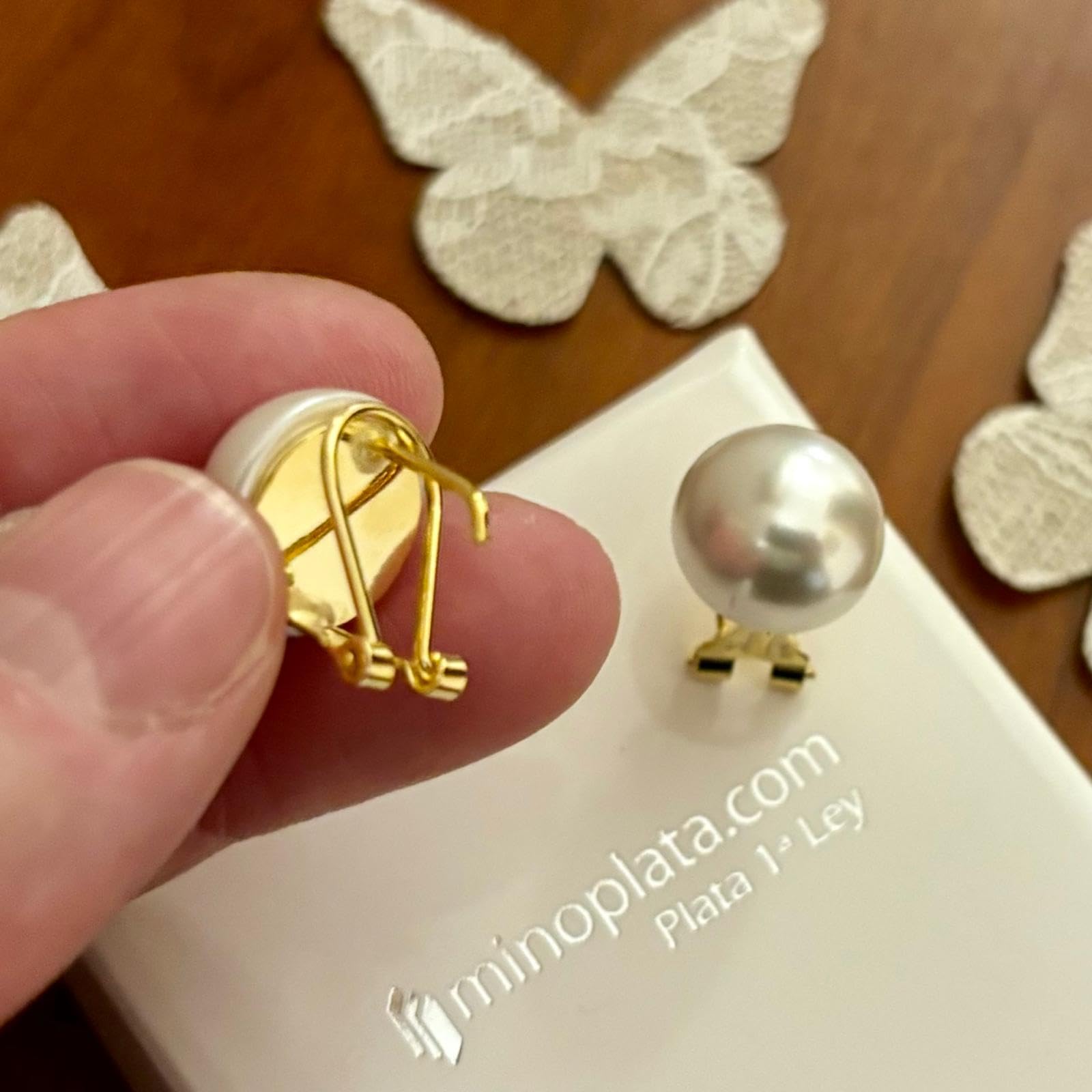 Pendientes de Plata de ley chapada en Oro media Perla sintética 14mm cierre omega