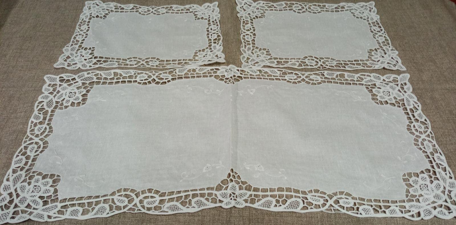 Corredocasa Set Completo Centri 3 Pezzi in Puro Lino Bianco con Ricamo Burano a Mano – Manifattura Italiana – Centro 85x40 cm + 2 Centrini 40x30 cm Adatto a Qualsiasi Ambiente