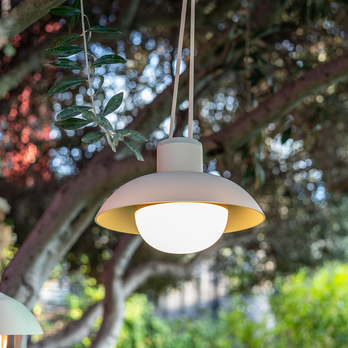 newgarden Syros kabellose Hängeleuchte Mehrfarbig – wiederaufladbare LED Hängelampe für außen, warmweiß, tragbare Terrassenleuchte für Garten, Balkon und Pergola (Beige Matt)