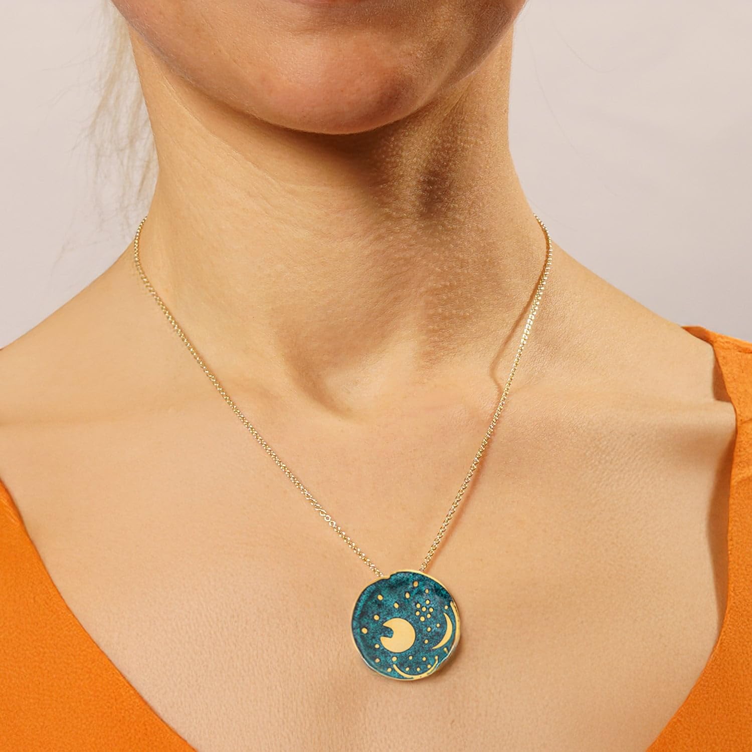 trendor Damen-Kette Himmelsscheibe von Nebra Silber grün/gold ⌀ 30 mm 21453 | modische Halskette mit Anhänger, Symbolschmuck für Frauen, Geschenk mit Bedeutung,