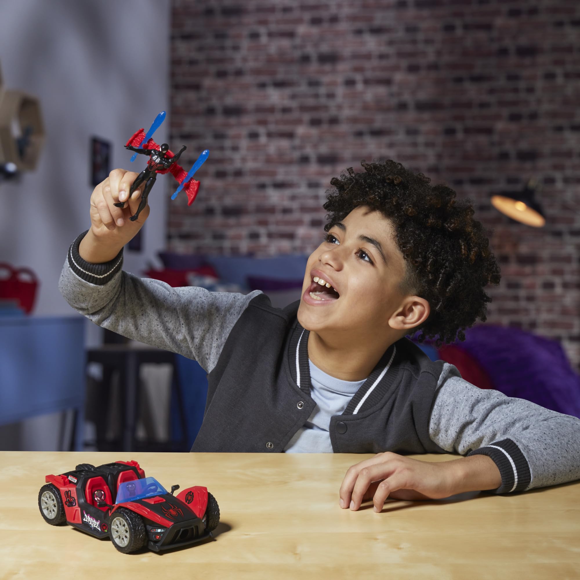 Miles Morales z kolekcji Marvel Spider-Man VenomVersus Epic World of Action ze strzelającą wyścigówką, figurka i zabawkowe auto, zabawki z superbohaterami, wiek: od 4 lat