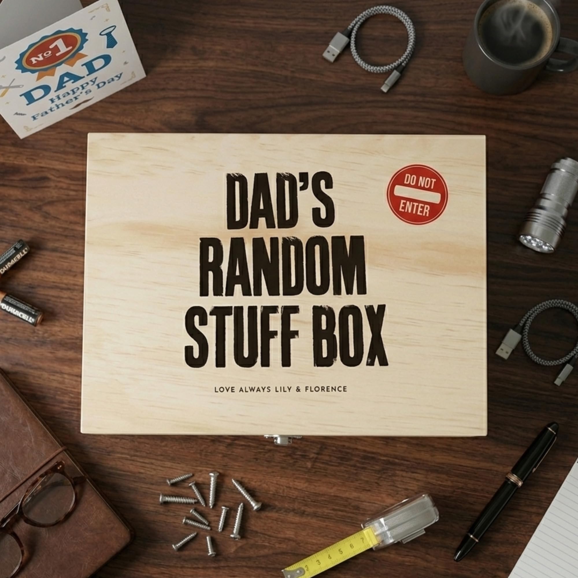 Caja de recuerdos de madera de pino personalizada al azar | Regalo del día del padre | Caja de recuerdos de madera personalizada | Añade tu propio texto | Bisagras y cierre de metal | 26 cm de ancho x