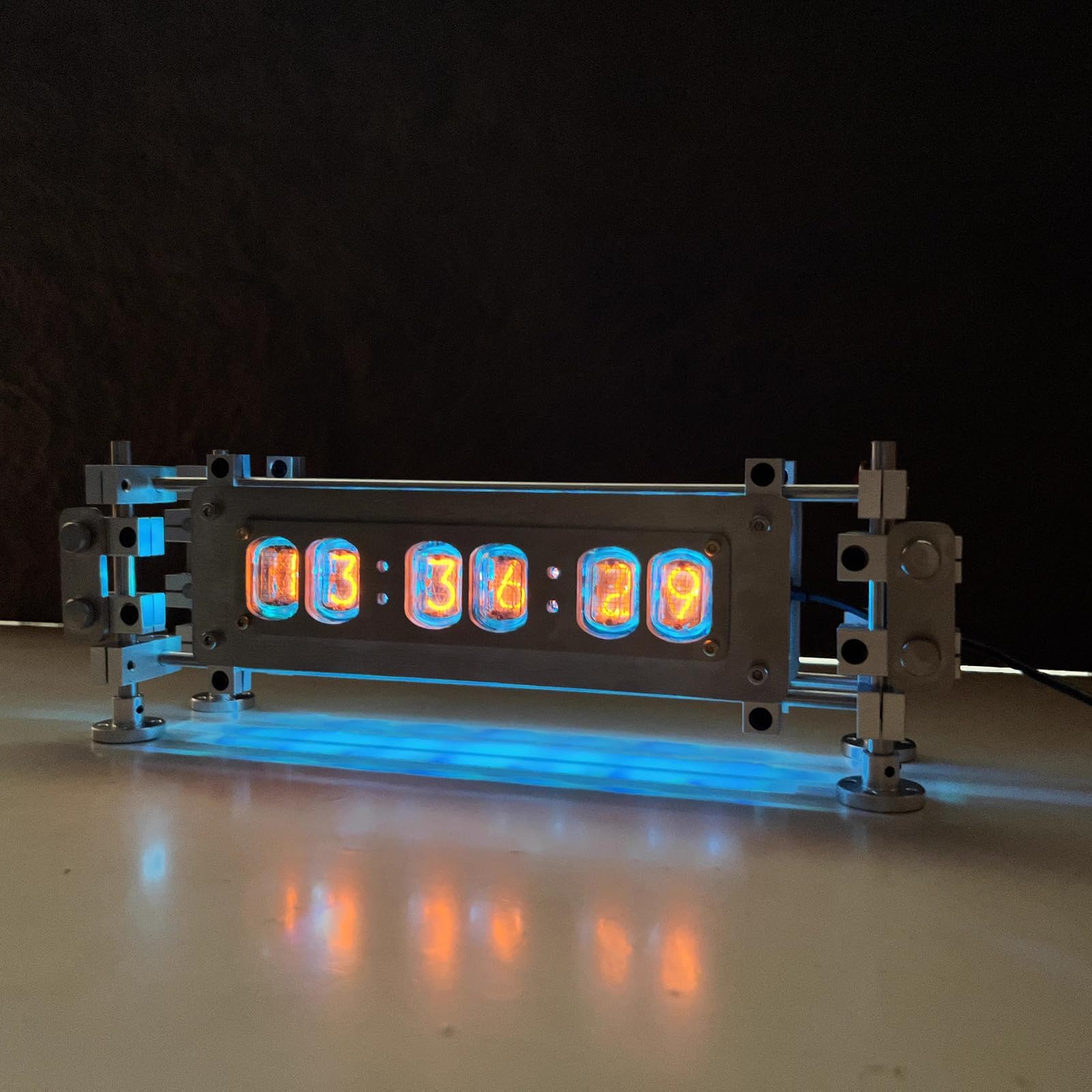 Nixie zegar zegarowy, elektroniczny zegar ze stali nierdzewnej z trybami oświetlenia RGB, cyfrowy zegar stołowy w stylu cyberpunkowym do dekoracji wnętrz, unikalny design