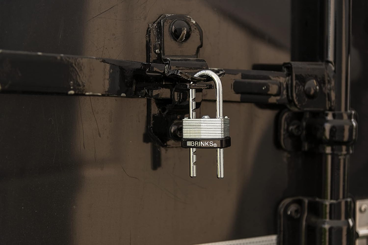 BRINKS - 40mm Laminated Steel Keyed and Warded Padlock with Adjustable Shackle - Chrome Plated with Hardened Steel Shackle 40 mm image 4 of 5 B00FQ57JA8