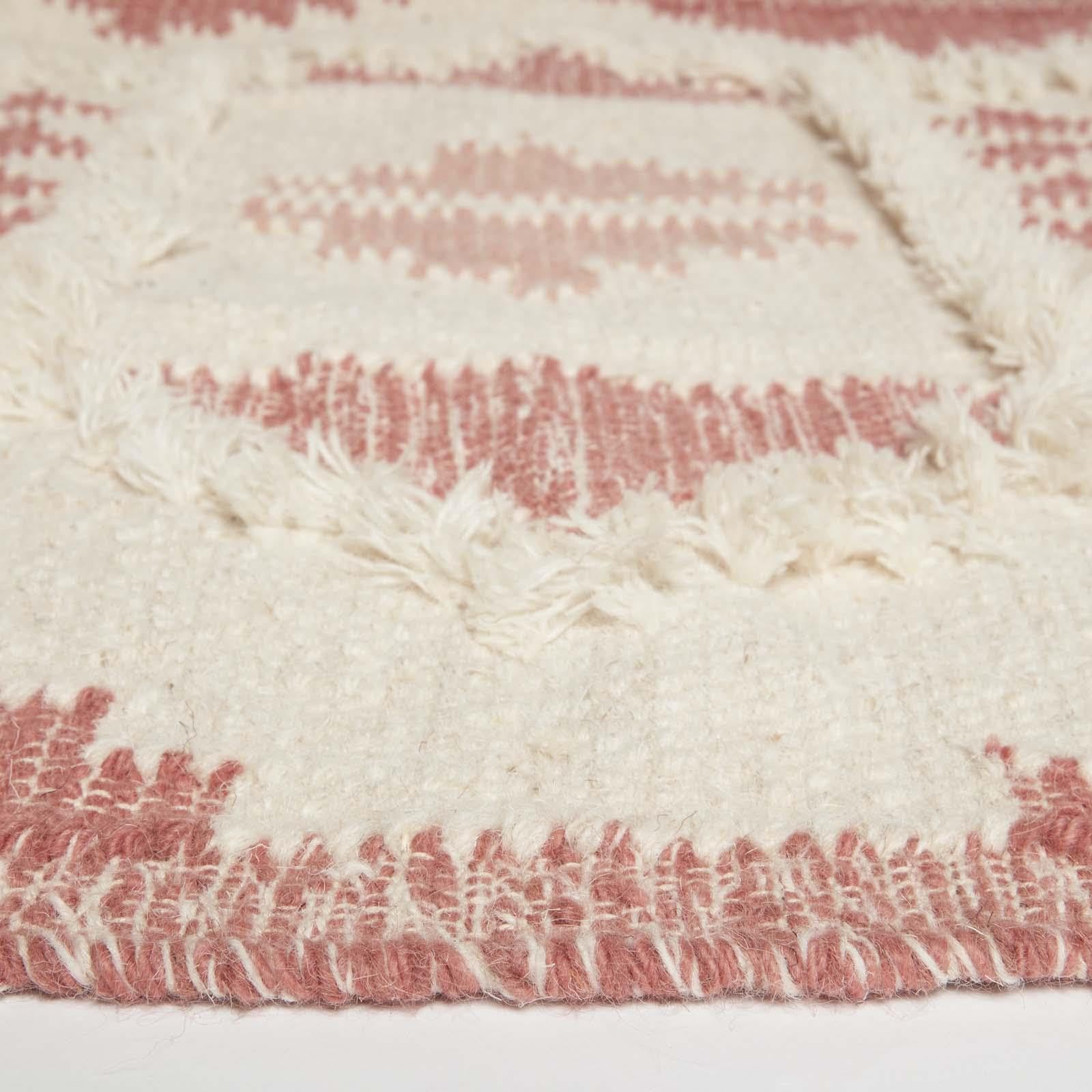 HOMESCAPES Tappeto Kilim intrecciato a mano rosa e naturale, 90 x 150 cm, in lana e cotone, tappeto per soggiorno "Satara" con motivo geometrico tradizionale trapuntato e nappe
