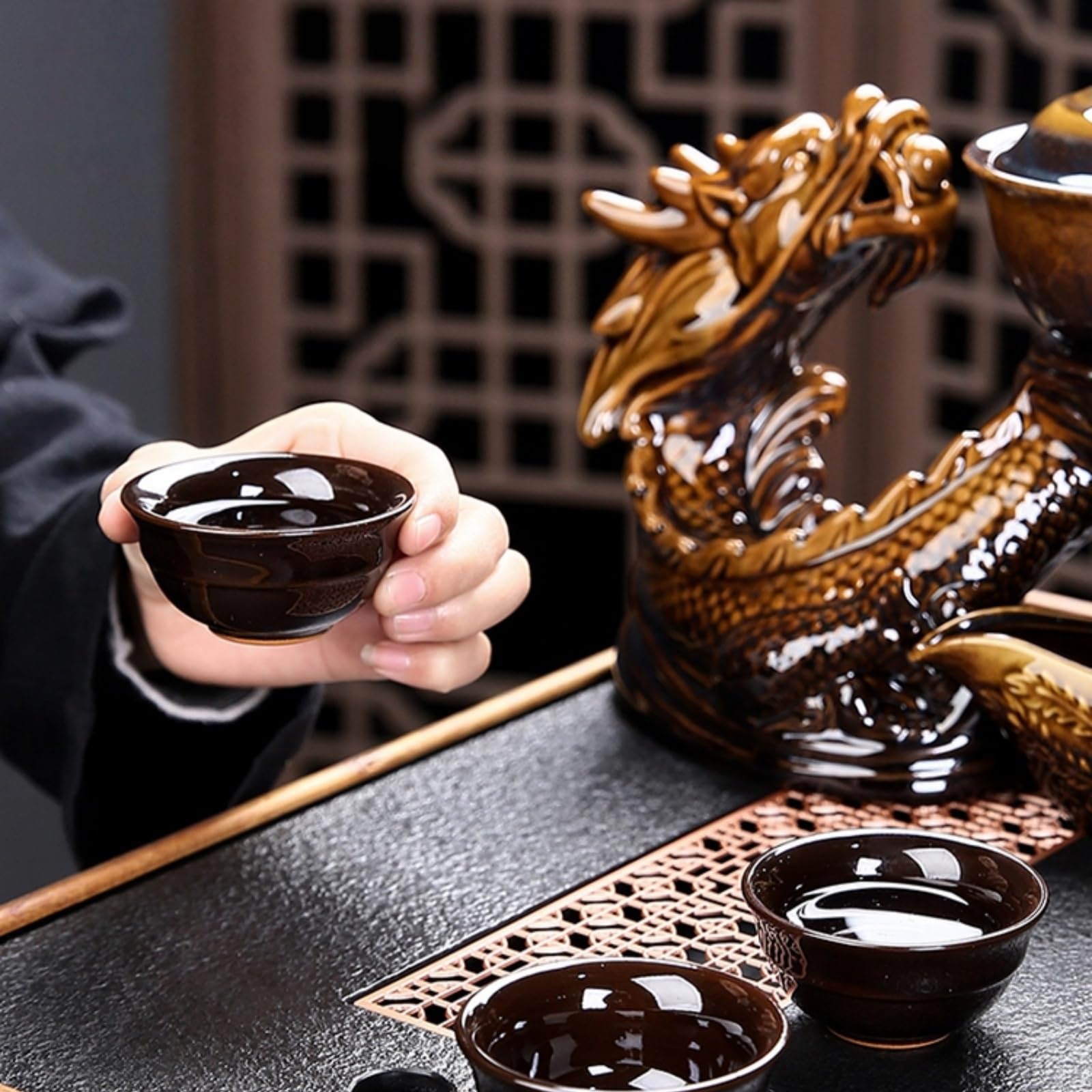 Chiński zestaw do herbaty Gongfu – ceramiczny czajniczek z zaparzaczem, 8 filiżanek, półautomatyczny, z motywem smoka do herbaty liściastej