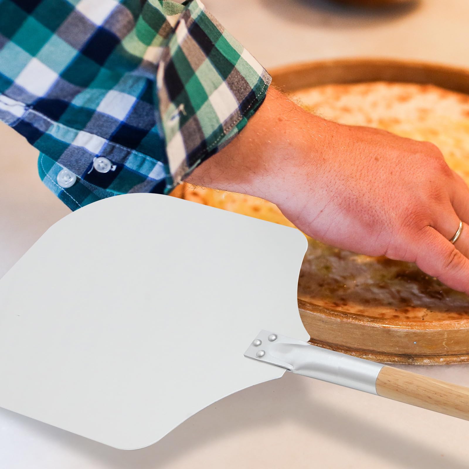 DOITOOL 2 Stück Pizzaschneider und Pizzaschaufel aus Aluminium und Holzgriff Abnehmbar für Pizza und Kuchen Backzubehör Platzsparend und Hitzeschutz für Backofen Anwendungen