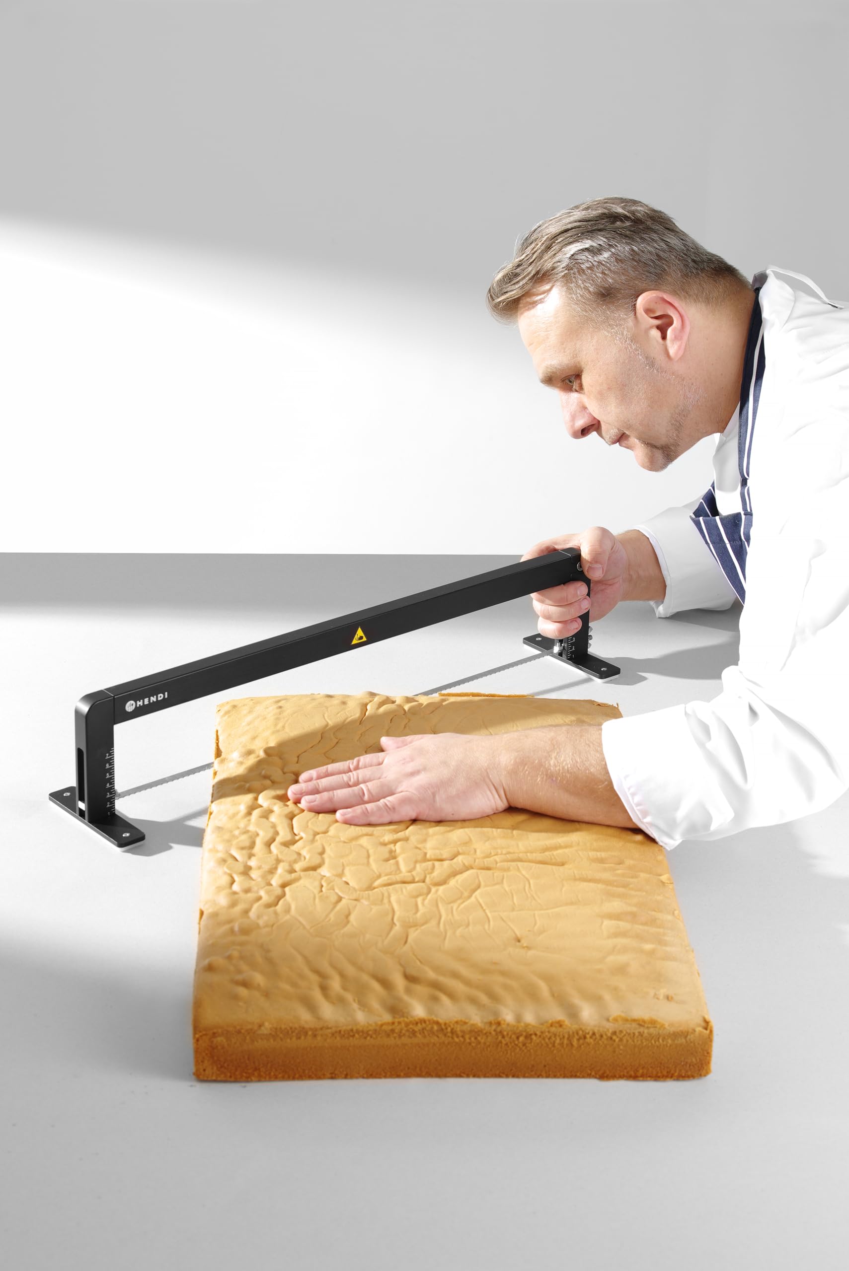 HENDI Sierra manual profesional de repostería, hoja ajustable, para cortar masa de tartas en capas, cortador, rebanadora, niveladora de biscocho, 620x120x(H)130mm, acero inoxidable, aluminio, negro