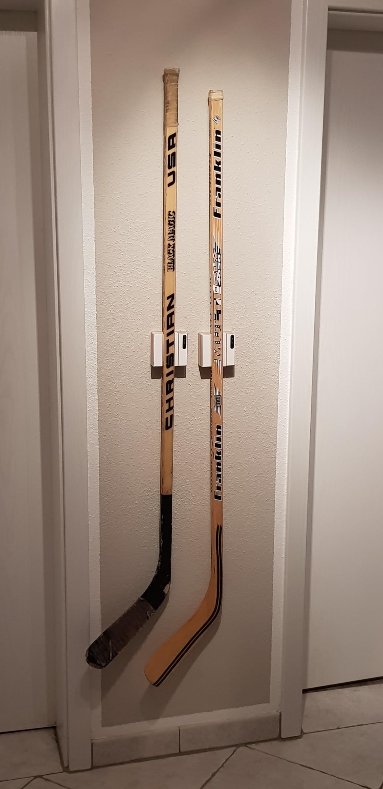 Il supporto da parete a 360° per la tua racchetta da hockey su ghiaccio o mazza da hockey in legno, larghezza gambo 29-31 mm (larghezza mazza da hockey su ghiaccio senior)