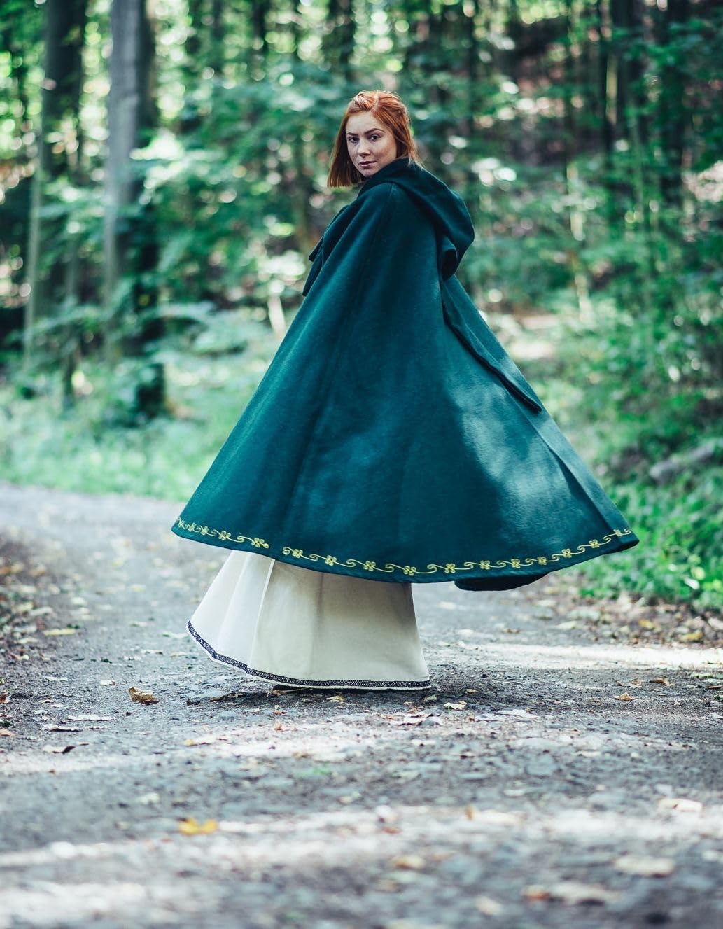 Leonardo Carbone® Ásidís średniowieczna peleryna wełniana z haftem ręcznym – średniowieczna odzież damska, peleryna damska, kostium hobbit, odzież LARP, Wikingowie, Cosplay, Halloween, karnawał