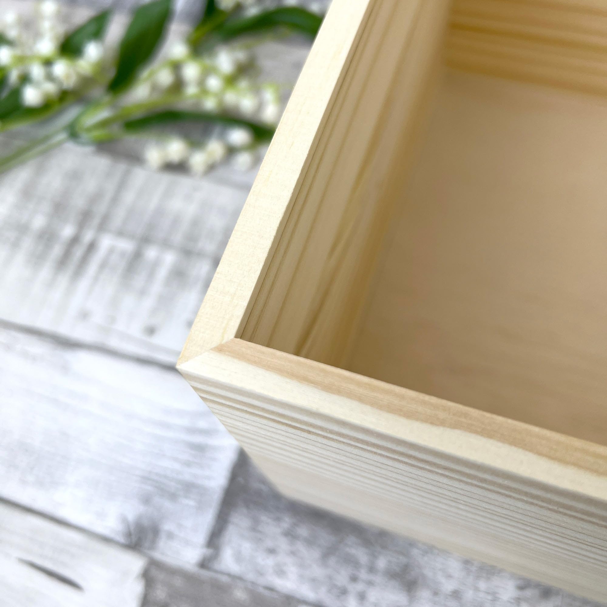 Caja de recuerdos personalizable con borde de flores de pino – Mensaje personalizado | Aniversario, boda, San Valentín, Día de la Madre, para ella | 26 x 18,9 x 15,5 cm
