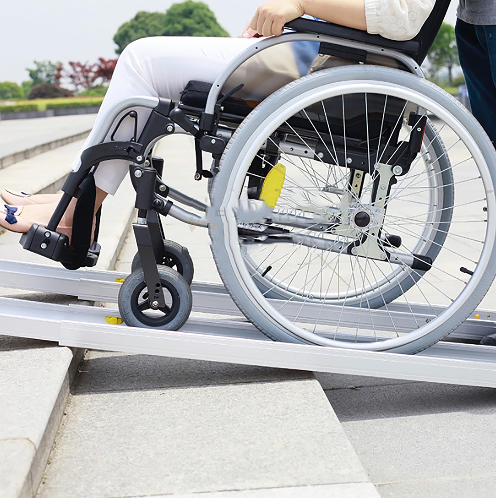 McbeAn Tablero De Rampa De Umbral para Silla De Ruedas, Rampa De Umbral De Entrada con Superficie Antideslizante, Diseño Ensanchado Y Telescópico, con Capacidad De Carga De 300 Kg, para Escalones
