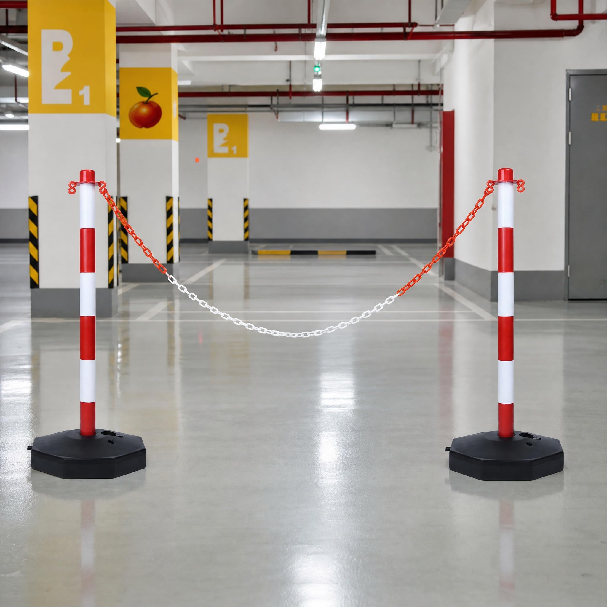 Zestaw 6 słupków z tworzywa sztucznego z paskami odblaskowymi, napełniana podstawa i łańcuch z tworzywa sztucznego dla stabilnych blokad, łatwy transport na parkingu, prowadzeniu osób i