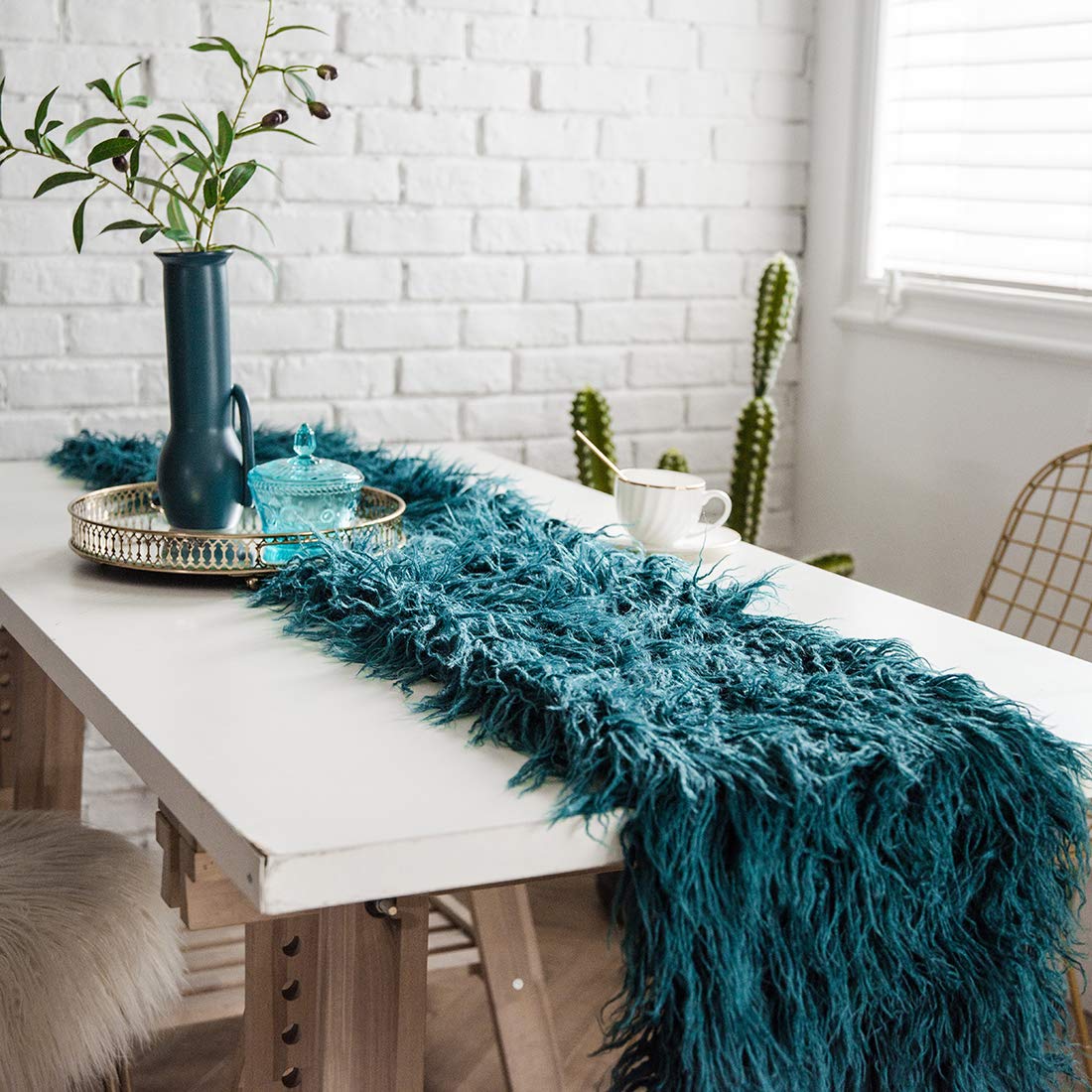 Chemin de table moderne en fausse fourrure à poils longs ultra doux pour maison, cuisine, fête, mariage (bleu paon, 30,5 x 221 cm)