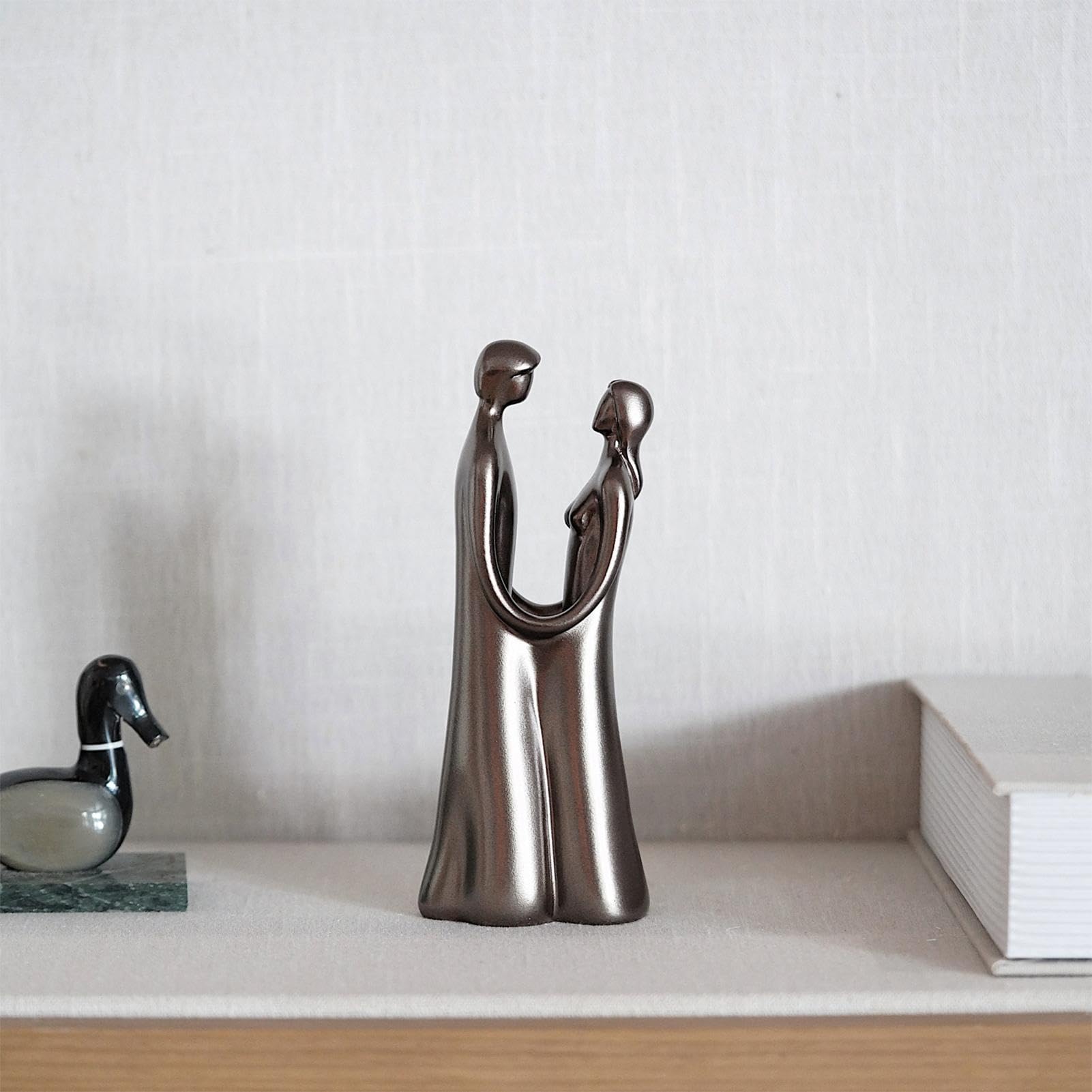 Veeteah Sculptures de Couple | Statue Abstraite de Figure d'Amoureux | Ornements d'art Abstrait en résine Noire | Figurines d'ornement romantiques pour Cadeaux de Mariage/Anniversaire/Saint-Valentin
