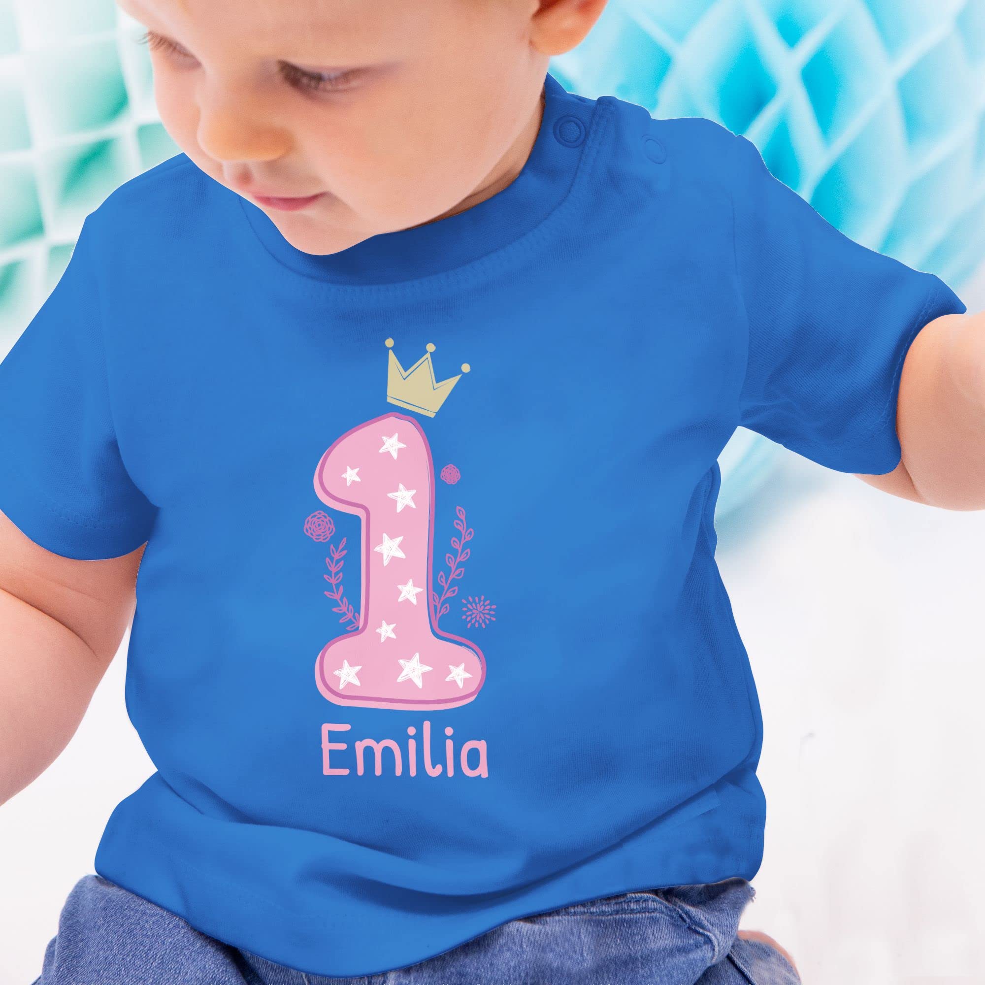 Geschenk mit Namen personalisiert by Shirtracer - Baby T-Shirt Mädchen Jungen - 1. - Ich Bin eins I Geburtstag EIN Jahr alt