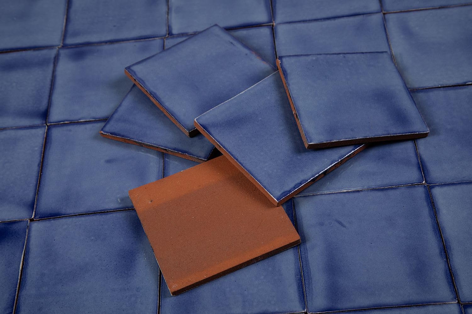 Cerames Azulejos de mosaico de un solo color Azul Mezclilla Fuerte azulejos azules de mosaico de cerámica mexicana para cocina, pared posterior de la cocina Un paquete de 90 azulejos 10,5 x 10,5 cm