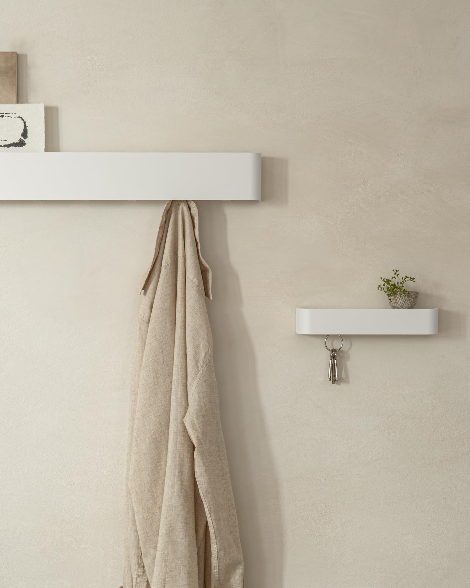 Kazai. Percheros de pared originales 'Tone' | Panel moderno con colgadores de ropa ocultos y estante | Percheros para entrada minimalista en metal | Perchero de montaje en pared | Blanco