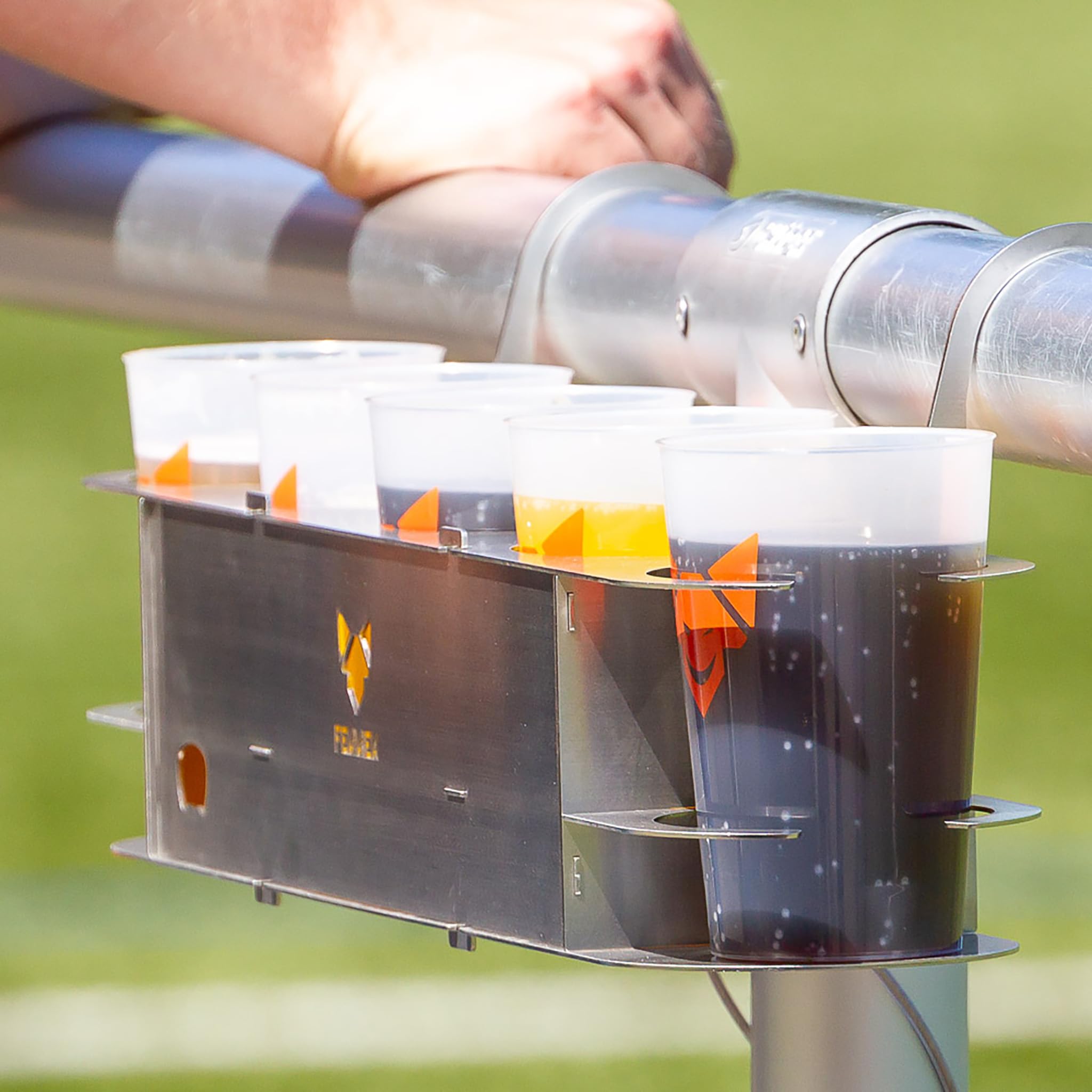 FENNEK Keeper | Getränkehalter aus Edelstahl | mit Flaschenöffner | Perfekt für Fußball- und Tennisplatz | inkl VA Seil als Diebstahlschutz | Made in Germany