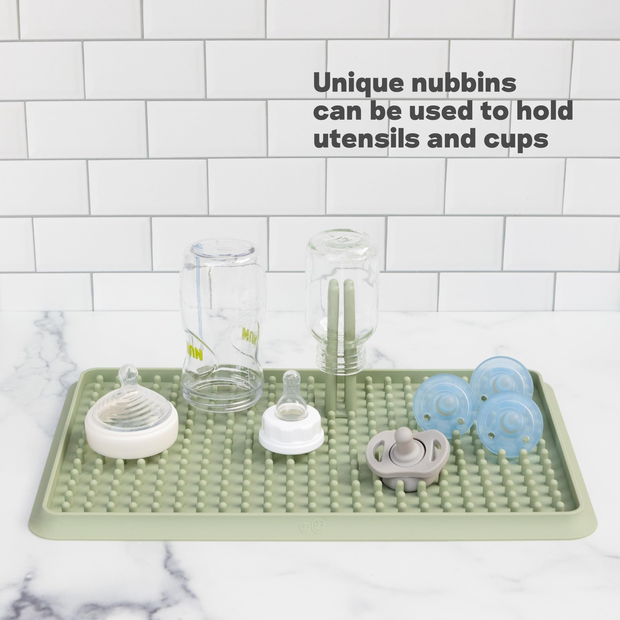 ezpz Égouttoir à vaisselle pliable 100% silicone + ventouses en place + chevilles réglables – Passe au lave-vaisselle – Durable