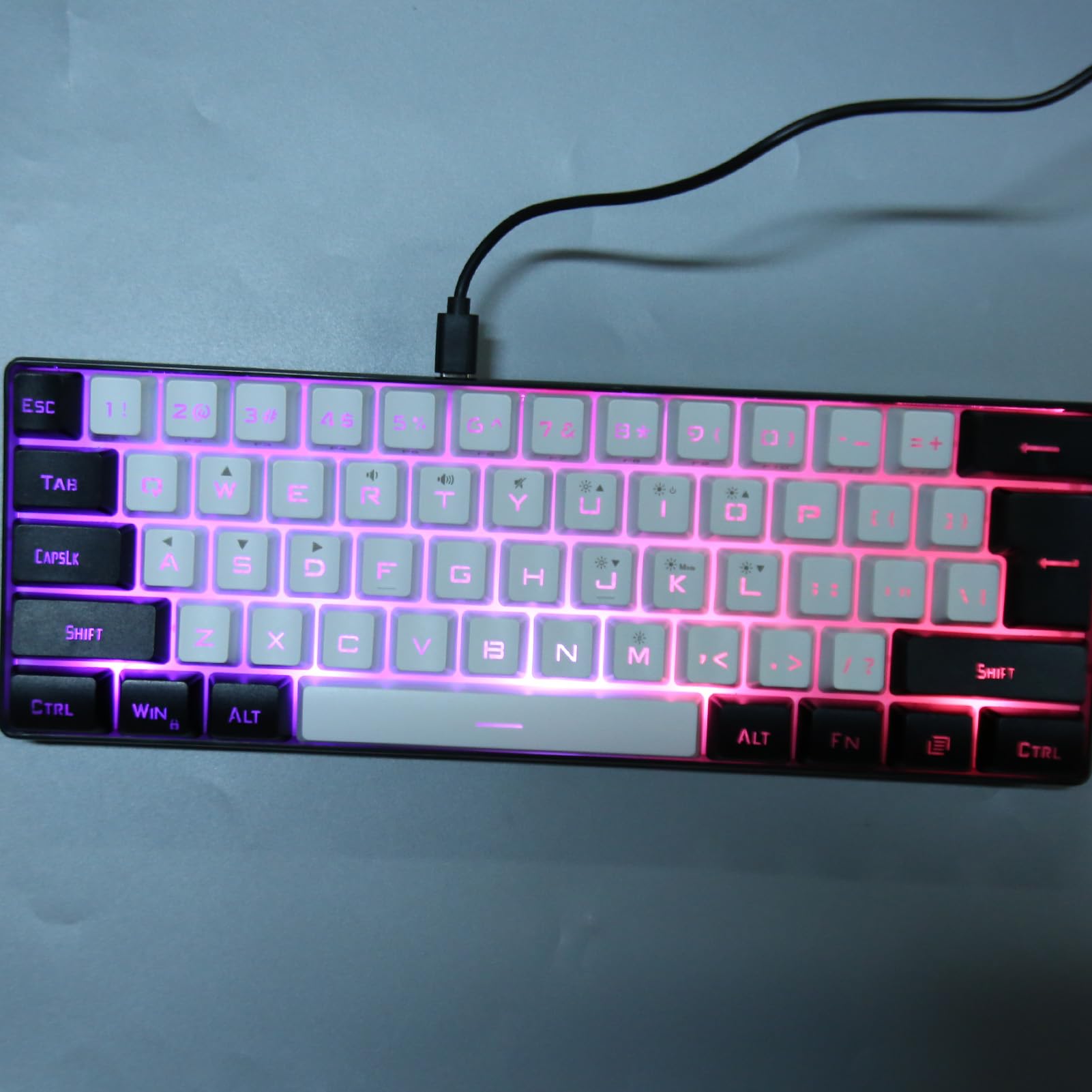 Sxhlseller Teclado Mini 60% Teclado para Juegos Pequeño, Retroiluminación RGB de 61 Teclas, Teclado para Juegos con Cable de Sensación Mecánica Ergonómica para Juegos y Trabajo (White)