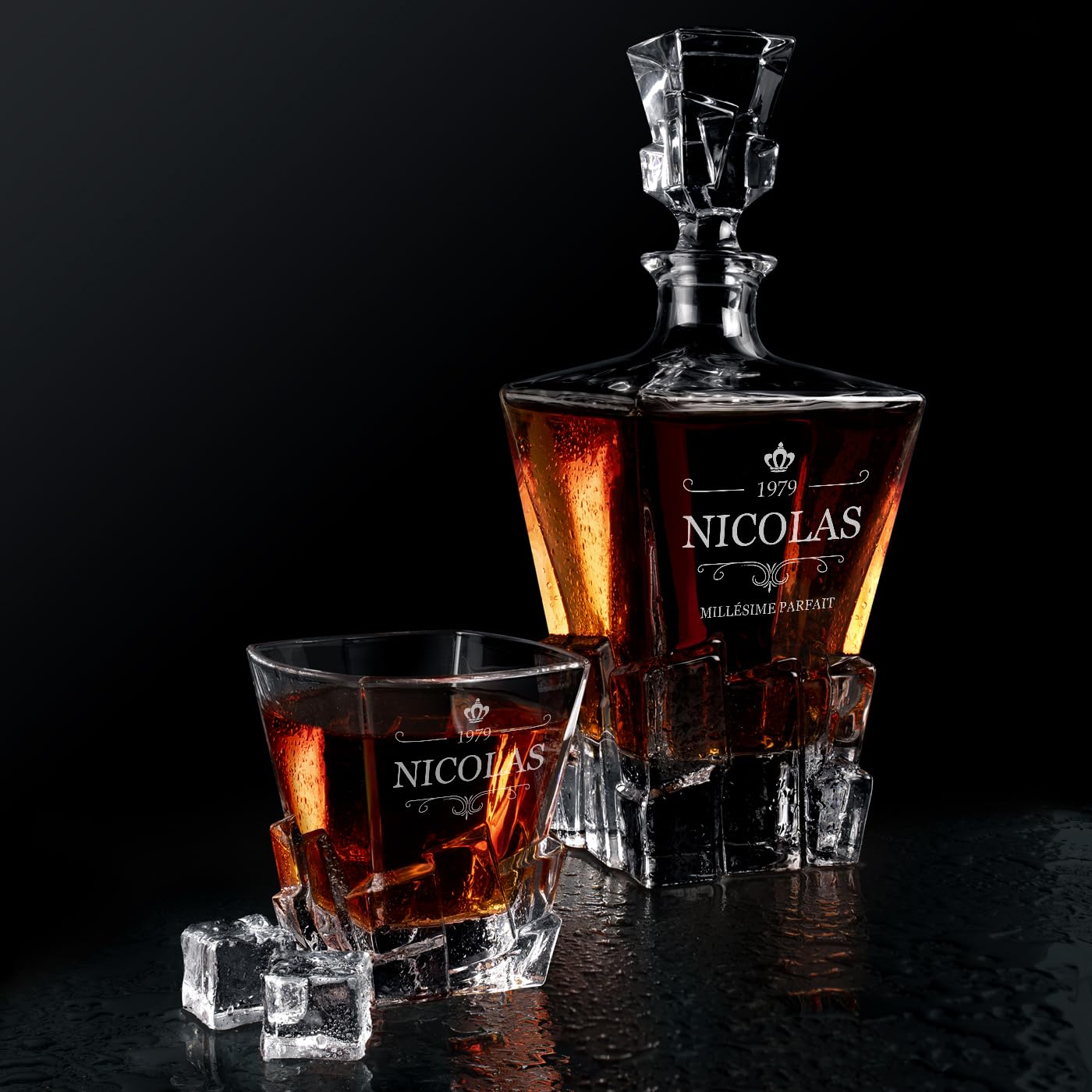 Maverton Carafe et 4/6 verres gravés - Ensemble personnalisé Cadeau Anniversaire Homme - Set élégant pour lui Carafe whisky 950ml au design unique - Verre a whisky - Cadeau Homme connaisseur -Couronne