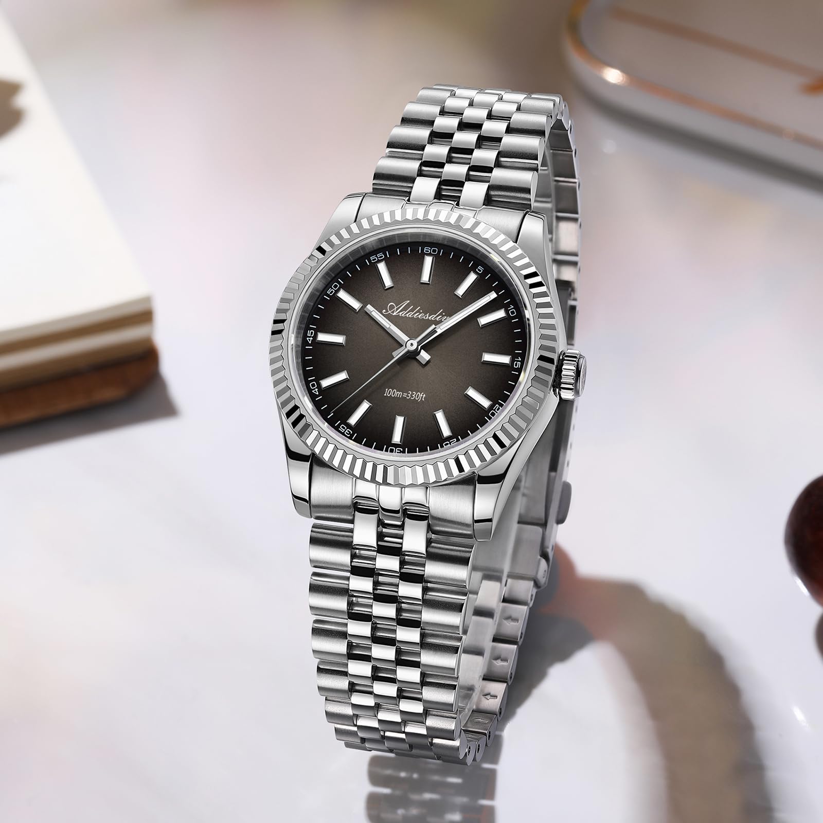 ADDIESDIVE Orologio Analogico da 10.6 mm Sottile con Ghiera Zigrinata, Vetro Zaffiro Luminoso, Impermeabile 100M, Movimento al Quarzo di Lusso