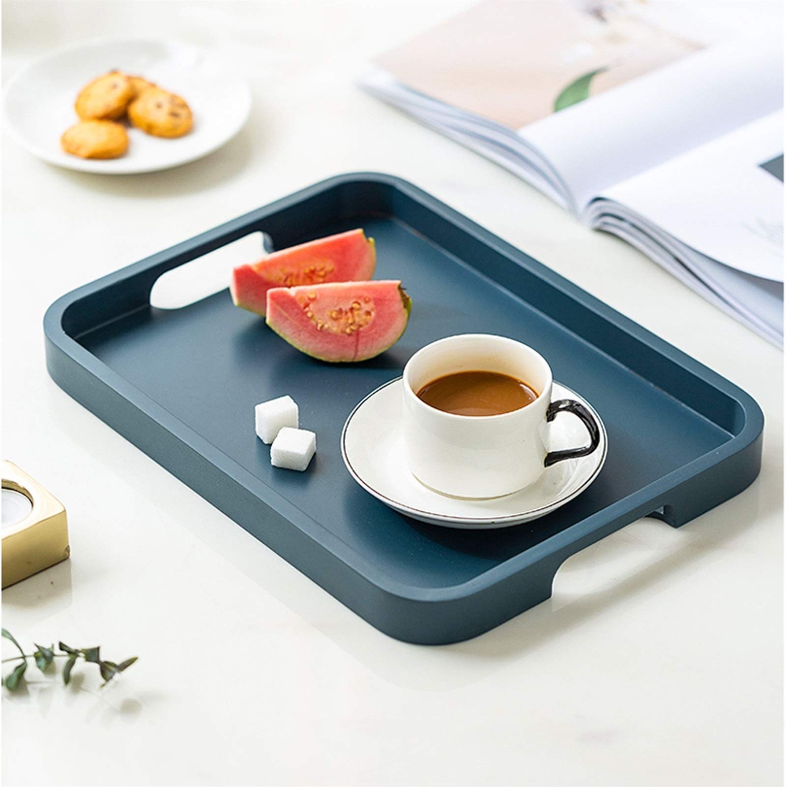Plateau de service moderne en bambou avec poignées pour dîner, thé, petit déjeuner ou bar, décoration élégante et fonctionnelle pour toutes les occasions