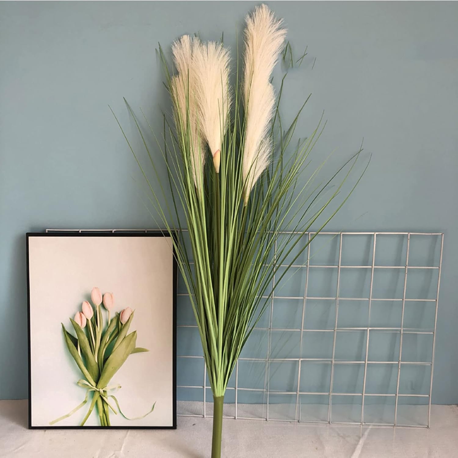 葦草 パンパスグラス 造花 偽物の花 居間の床から天井までの窓の