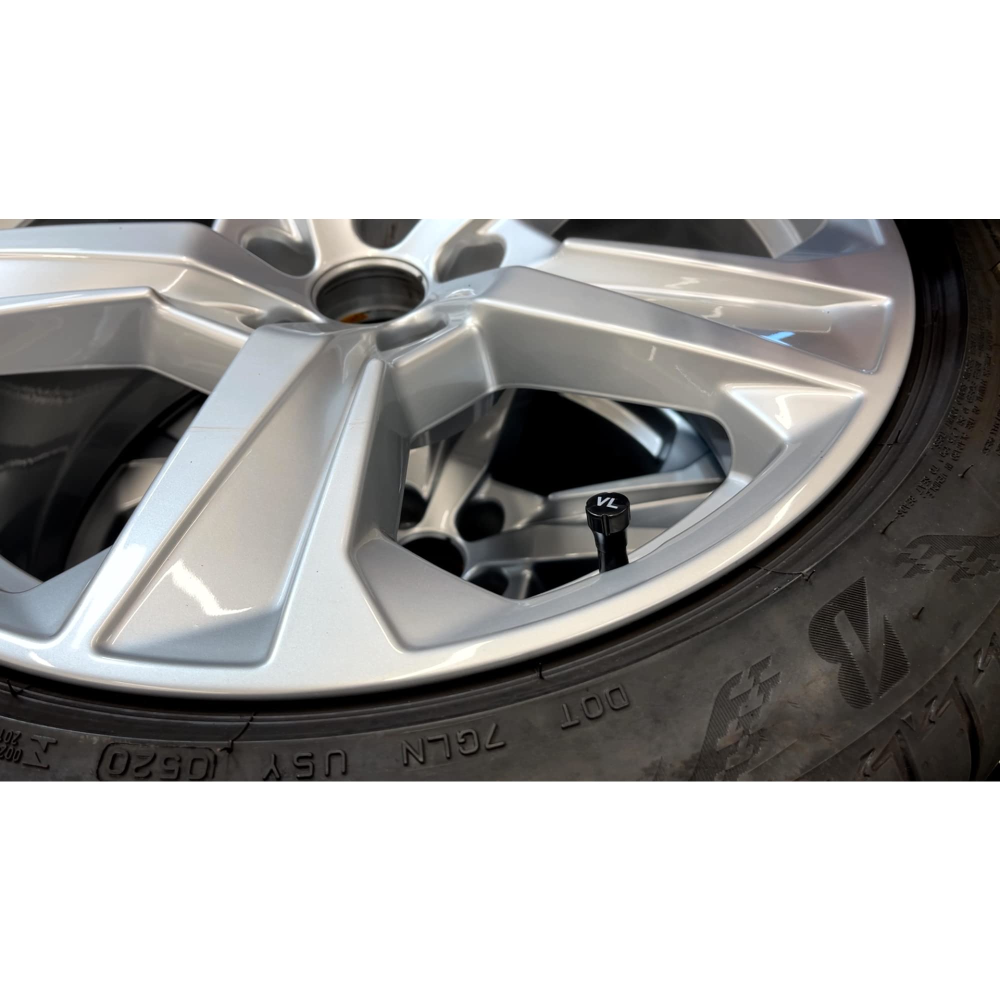 Cartrend 8-częściowy zestaw do oznaczania kół pasuje do wszystkich wentyli samochodów osobowych, do oznaczania rowerów zimowych i letnich