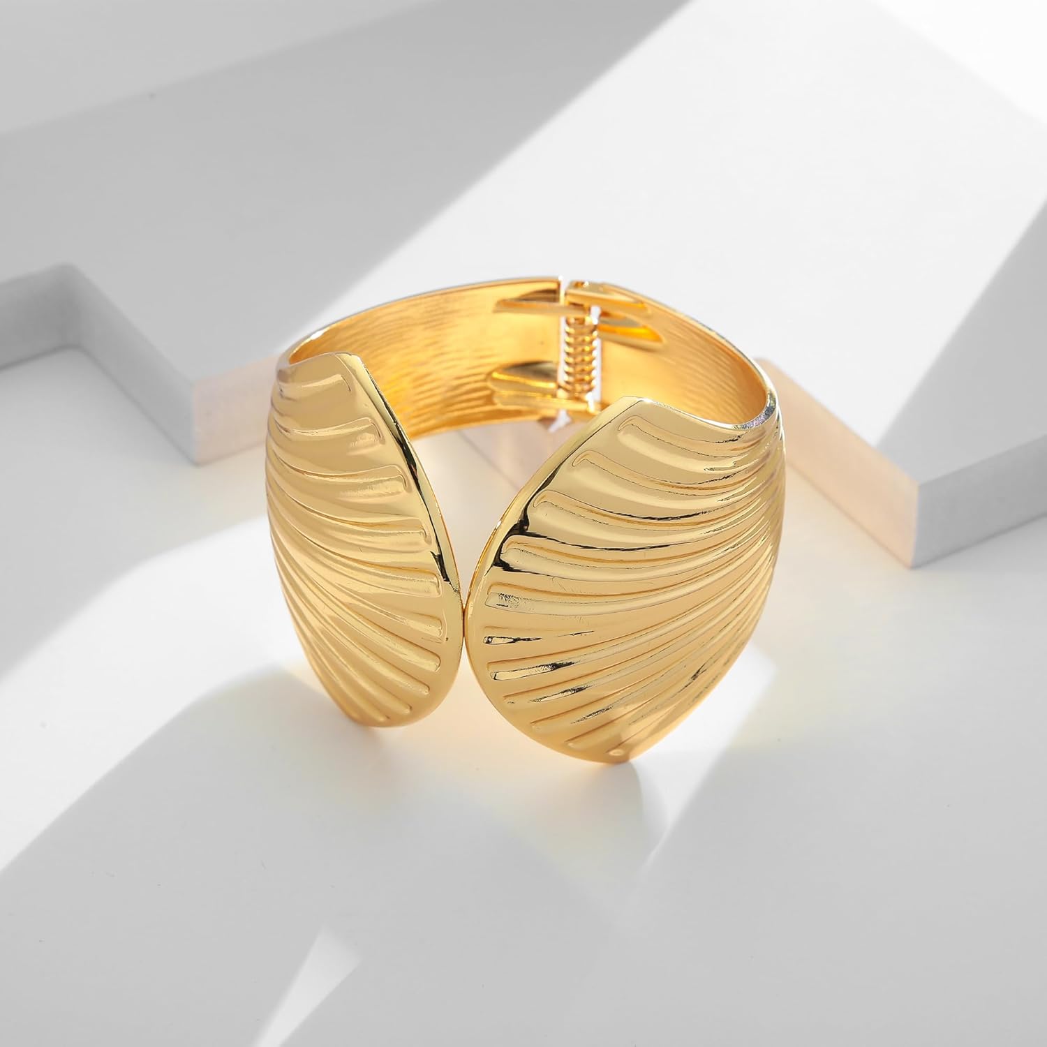 WOWORAMA Chunky Gold Shell Cuff Bracelets for Women Wide Hammered Starfish Bracelet Gold Coral Reef Bracelet Boho Summer Beach Statement Bracelets - Image 7