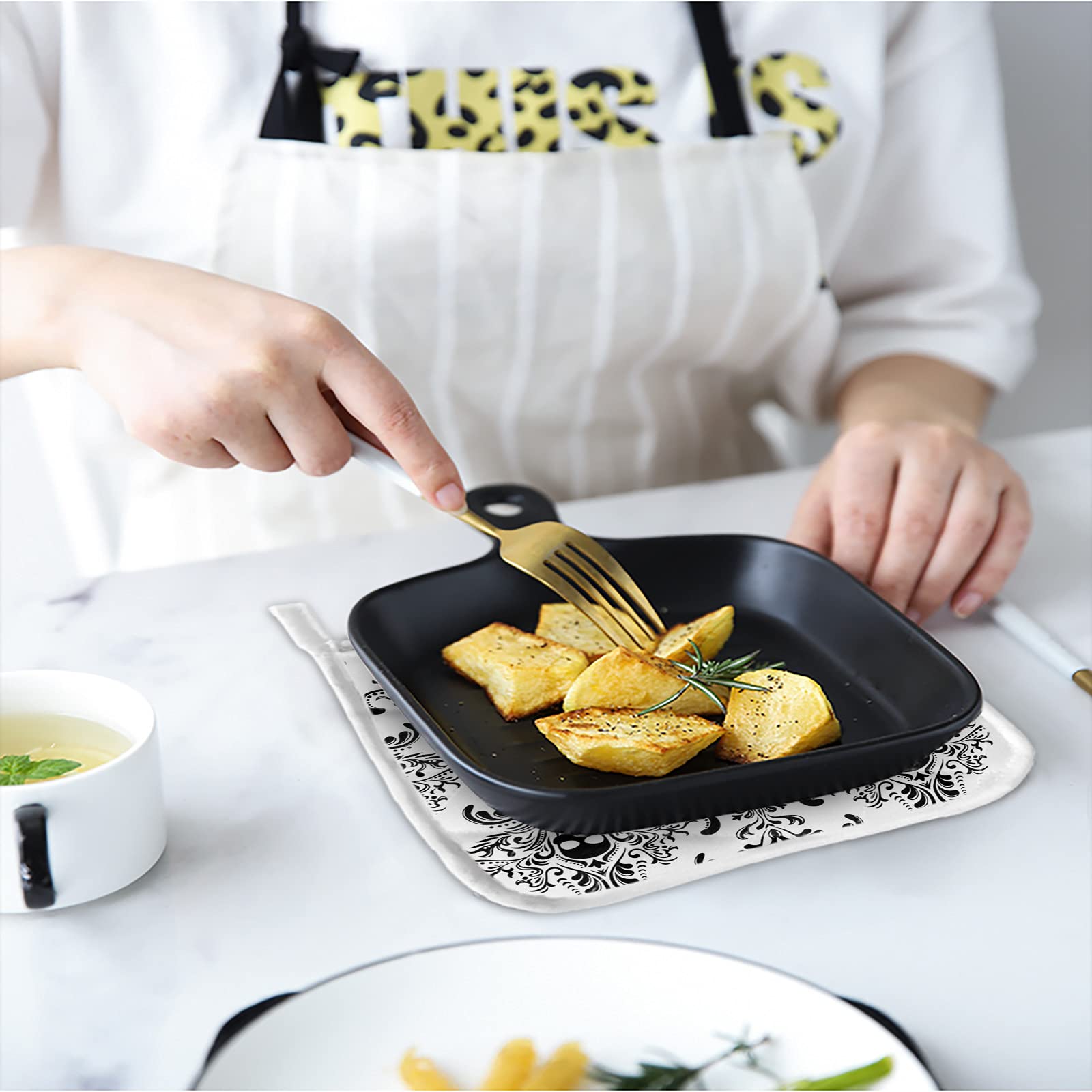 Lot de 2 gants de cuisine et maniques avec doublure en coton doux, motif tête de mort et fleurs d'Halloween