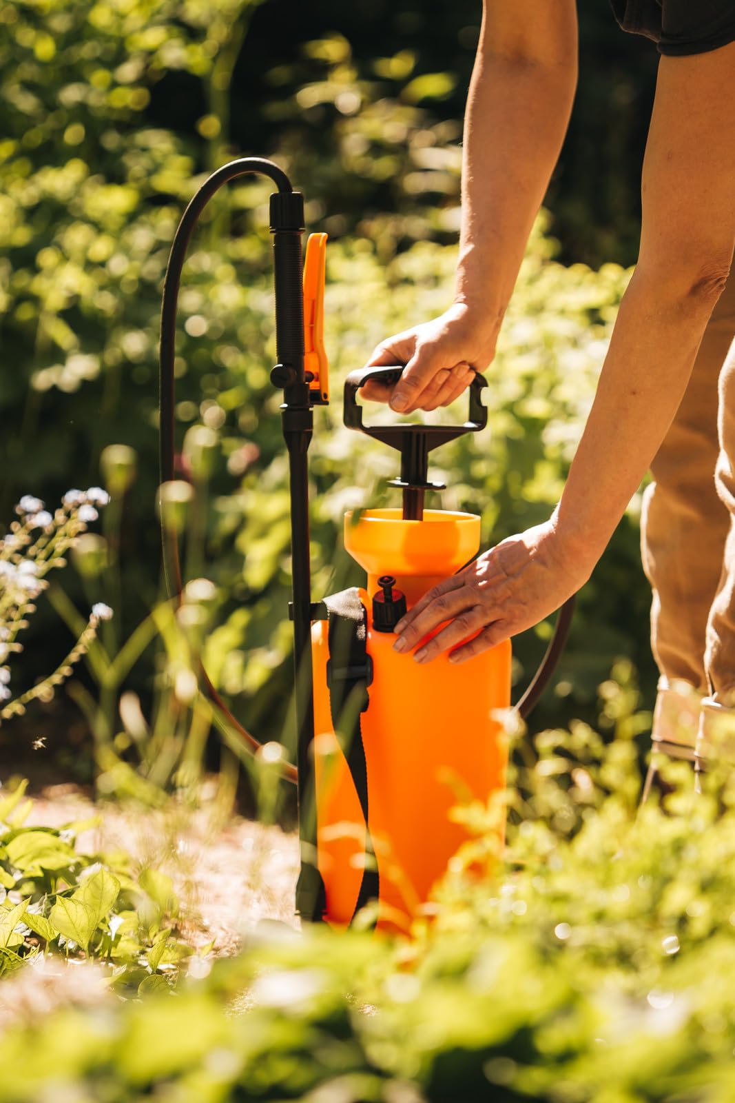 Fiskars Pulverizador a presión, Para tratamientos de plantas a base de agua, Patrón de pulverización ajustable, Válvula de seguridad para la estabilidad de la presión, 5 l, Negro/Naranja, 1025934